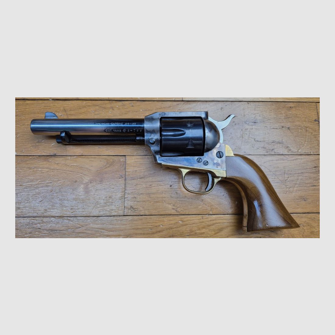 SAA 1873 von Ubert in 44-40 / 44 WCF – „Mod American Carbine“ – Ästhetischer Zustand gut (ohne Oxidation) Mechanischer Zustand einwandfrei – Aber Korn „bearbeitet“ – Wird für Teile verkauft, obwohl im aktuellen Zustand verwendbar!, Bild 2 von 19
