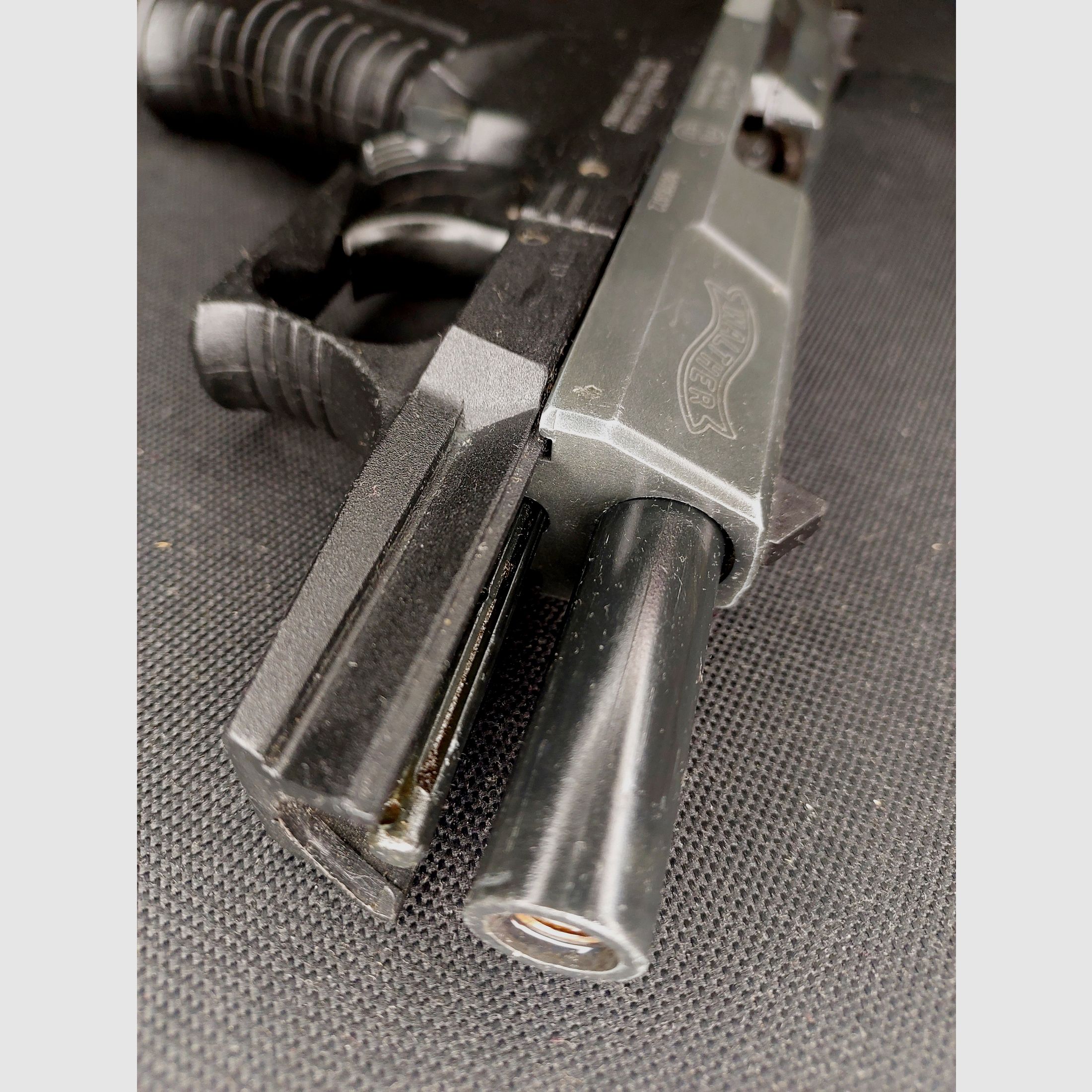 Walther P99 Schreckschuss Pistole 9mm P.A.K. (PTB 637) mit 2 Magazinen