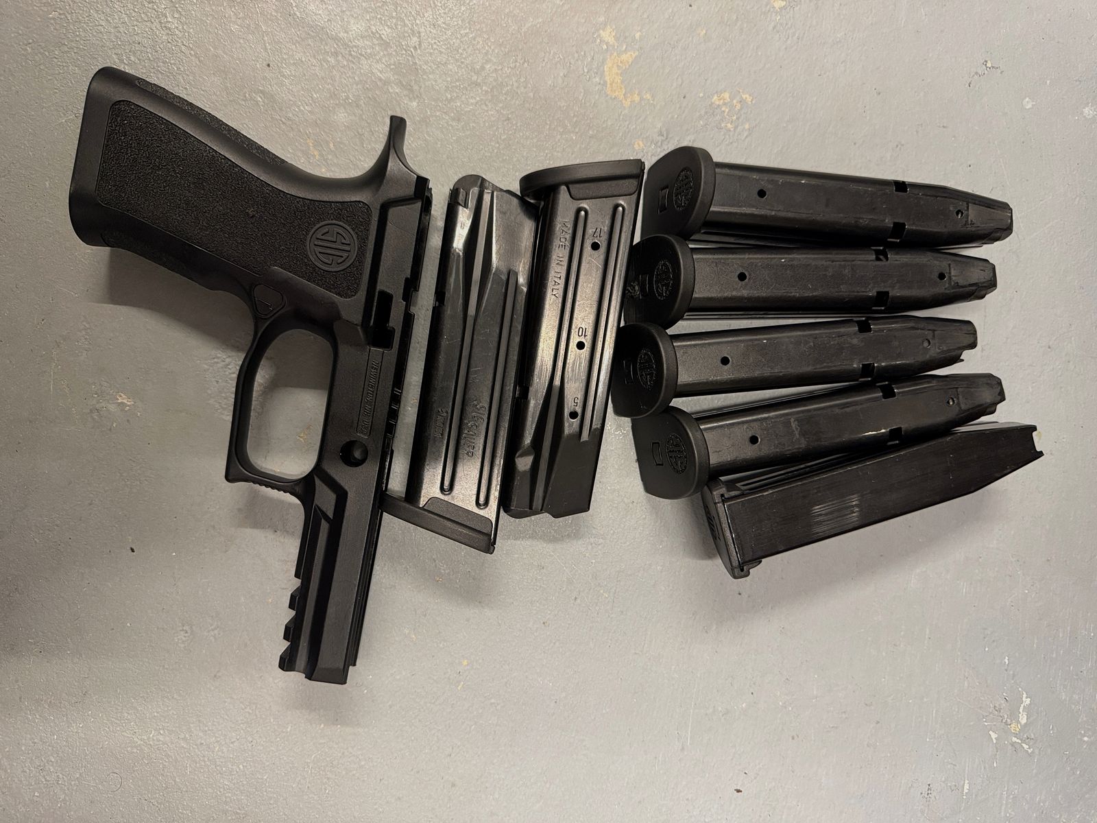 Accessories SIG P250/ P320: XCarry grip module and 7x 17 round full-size magazines (all original SIG)