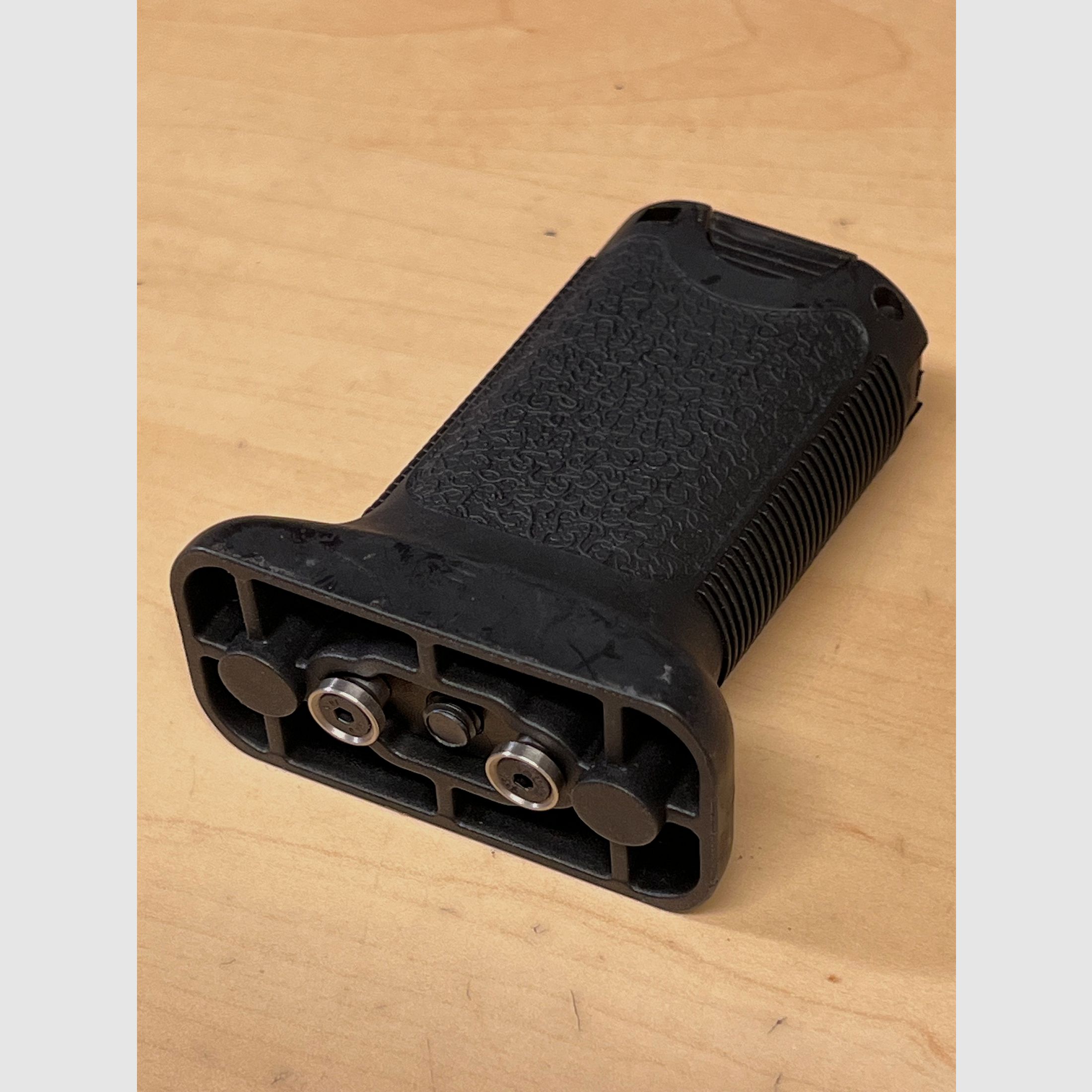 Przedni uchwyt do Airsoft w wersji kątowej w kolorze czarnym Key - MOD Typ4