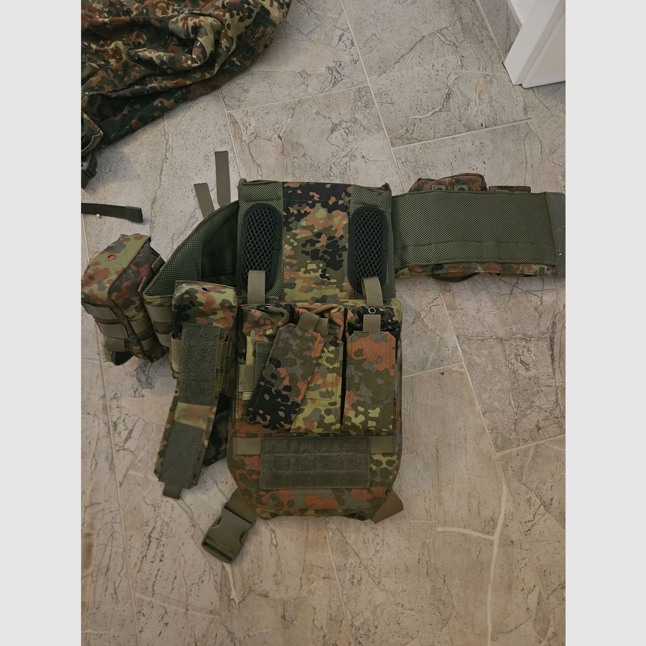 Großes Begadi S-AEG Starter-Set: MK16 (SCAR-L) & M4 M-LOK inkl. 10 Magazinen, Akkus & kompletter Flecktarn-Ausrüstung, Bild 11 von 15