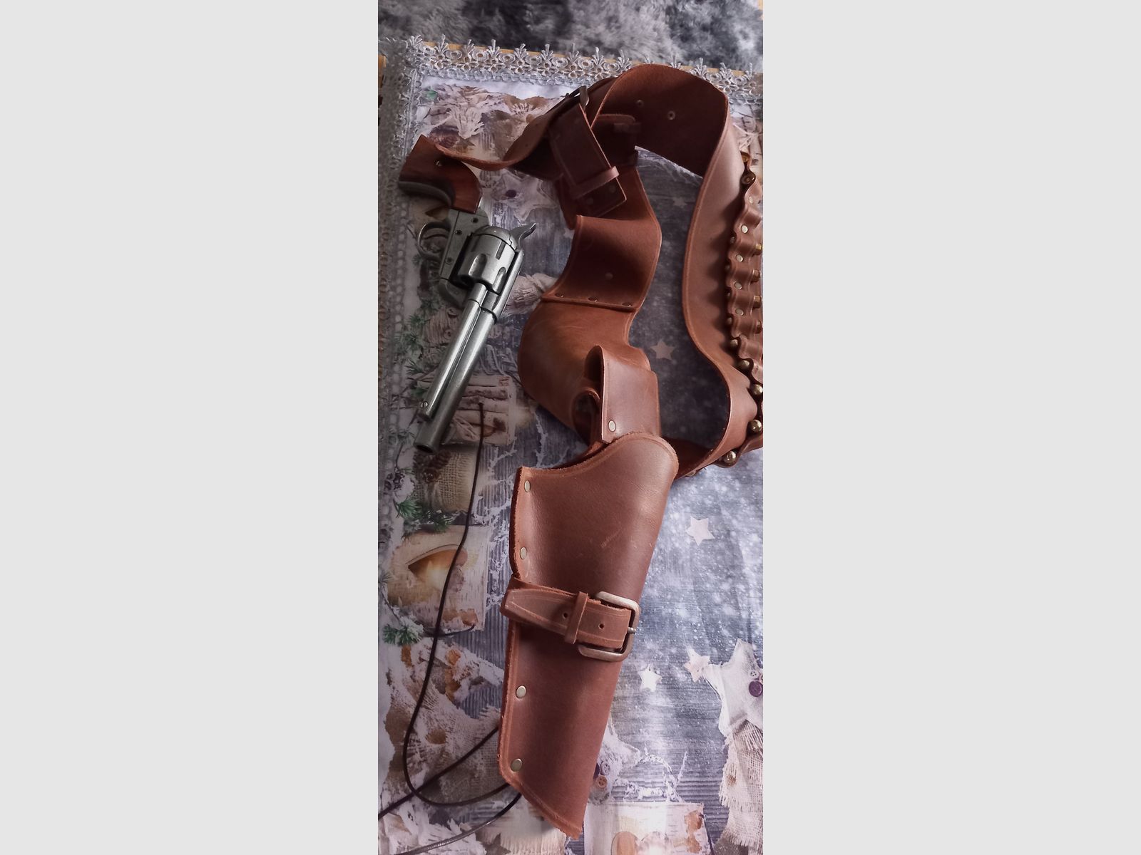 Westernholster Echtleder Mit Deko Patronen und Revolver 