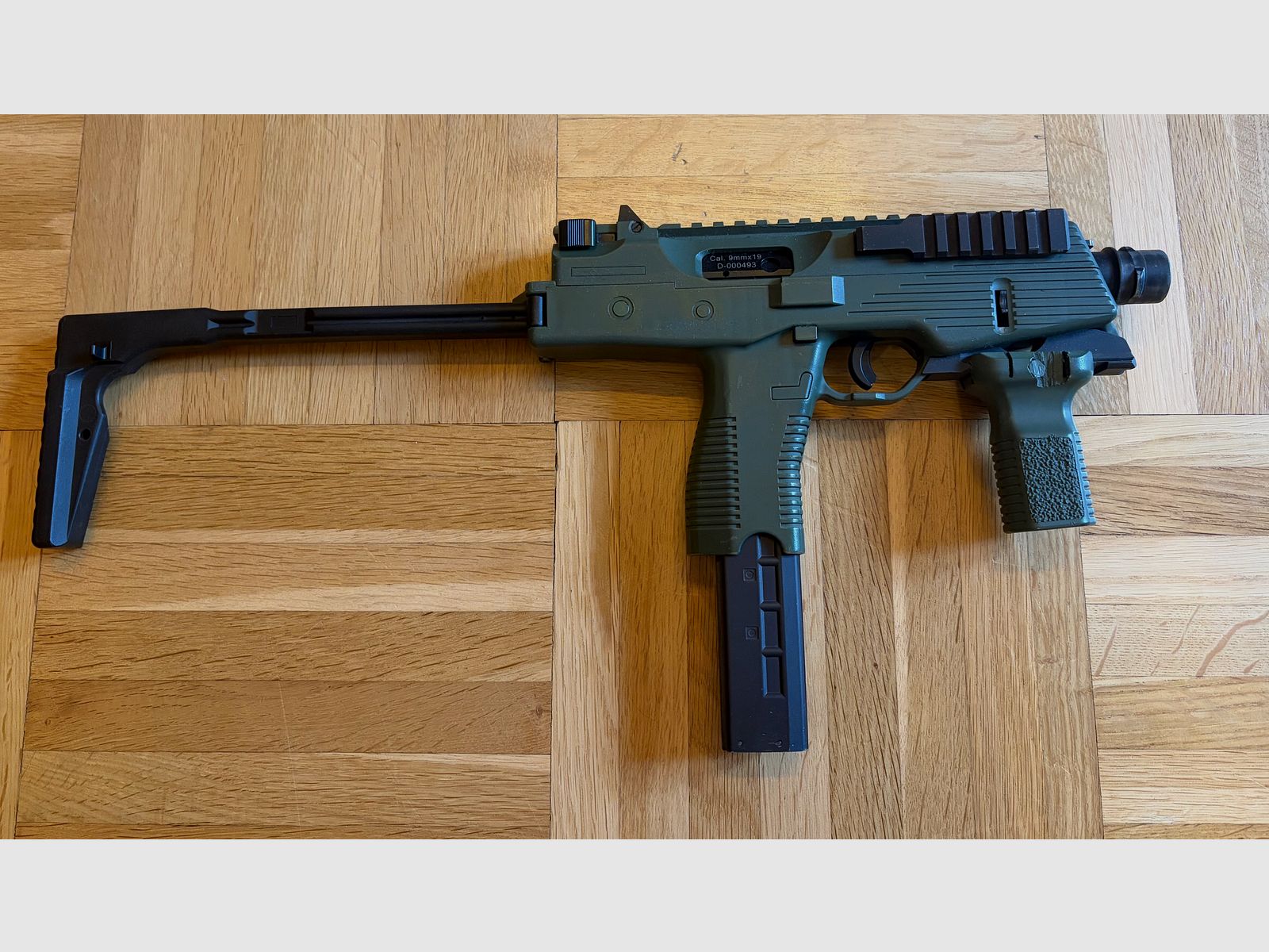 B&T MP9 A3 GBB von KWA – mit 3 Magazinen & Explosionszeichnung – guter Zustand