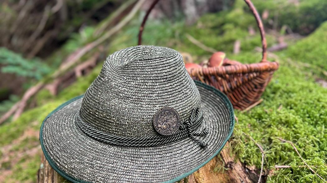 Ein stilvoller Begleiter für die sommerliche Jagd: Der grüne Trachtenstrohhut