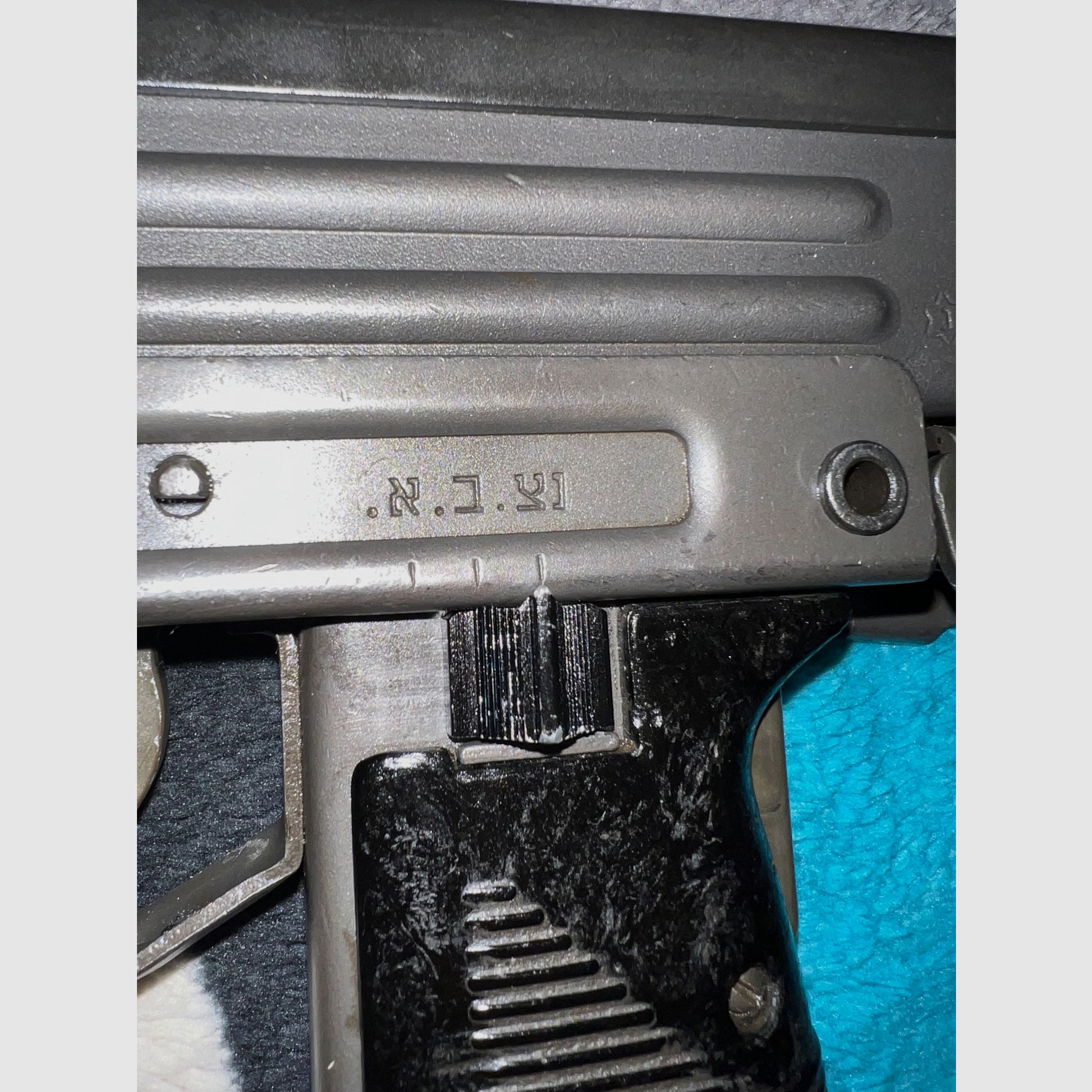 Original IMI Uzi submachine gun – EU deactivated firearm (AT 2022) – Rare Israeli military version with Hebrew stamps & intact folding stock