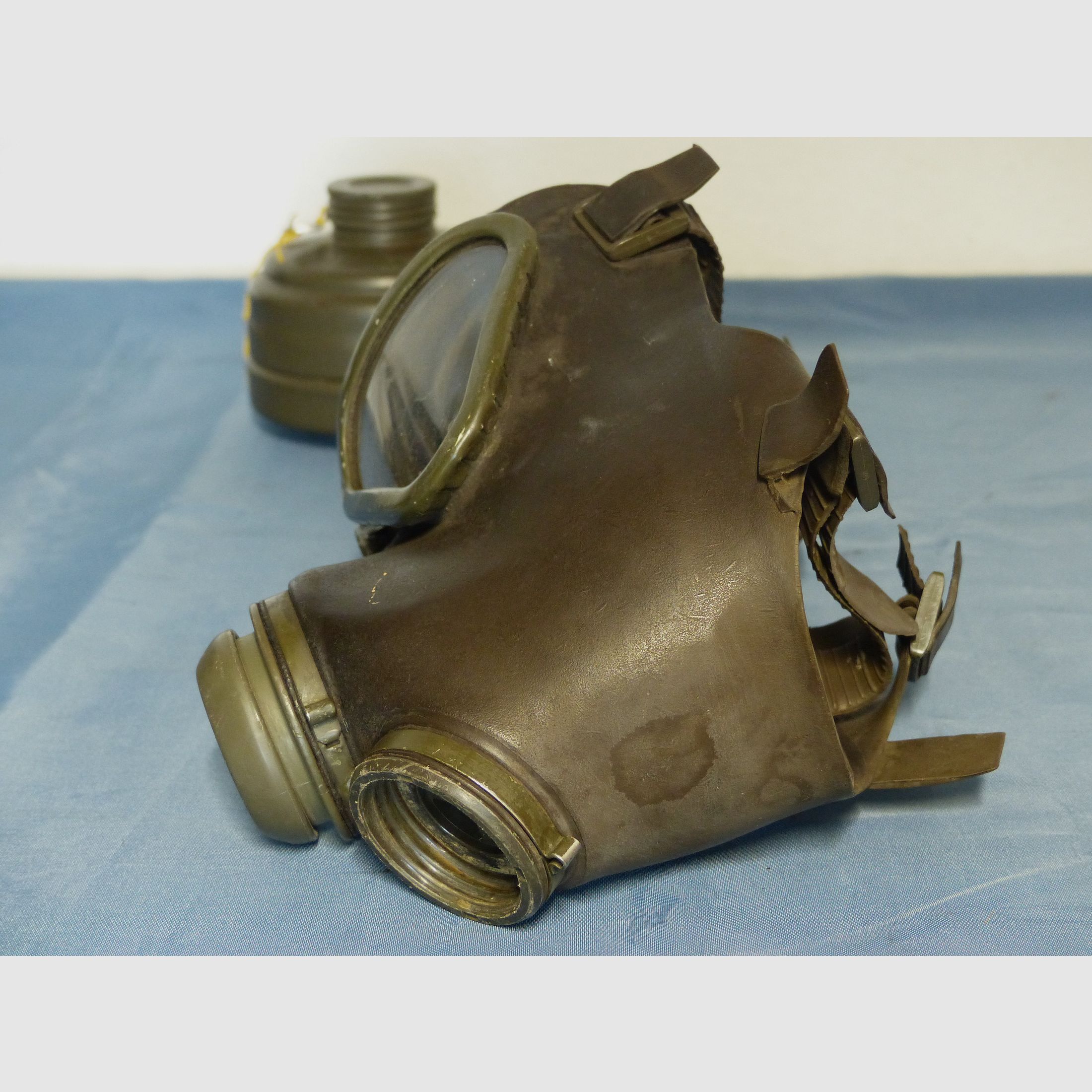 Original Bundeswehr Gasmaske Atemschutz M 65 ABC mit Filter dunkel 70er