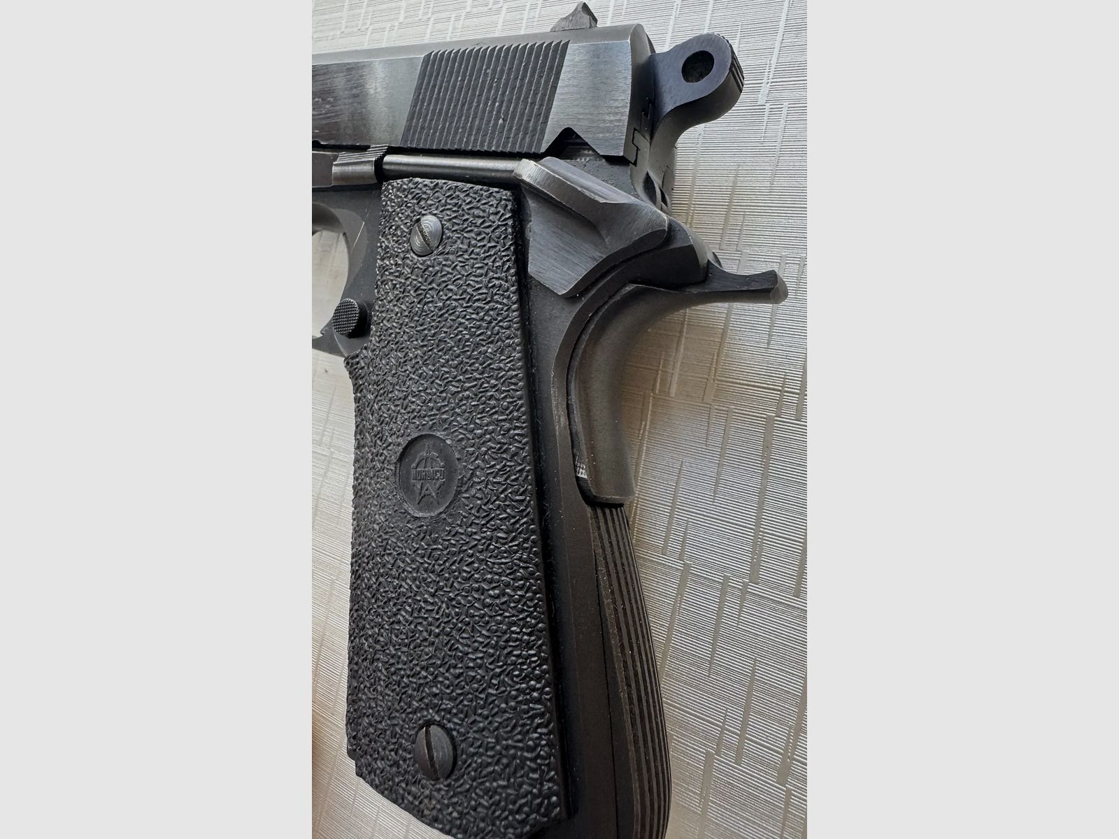 Pistole Norinco Modell 1911 A1 Nachbau der Colt Combat Commander – Kaliber .45 ACP