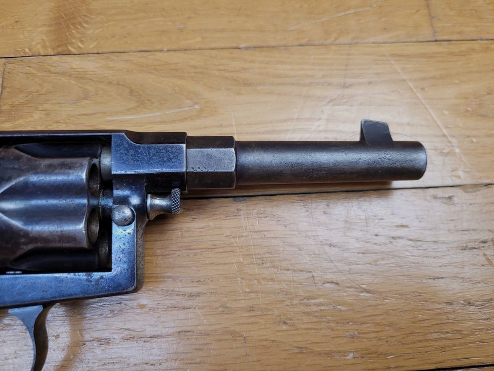 Sehr schöner Reichsrevolver 1883 – Kal. 10,4 original – Herstellung Erfurt von 1893 – Schöne reguläre Stempel – 80% seiner ursprünglichen glänzenden Brünierung – Wunderschöner Lauf und Kammern – Waffe mit einer Matrikelnummer – Seltenes originales Schneider Briegl-Futteral – TBE+, Bild 21 von 27