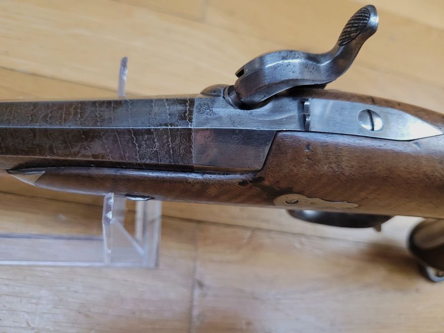 Très beau pistolet d&rsquo;officier de cavalerie 1833 – 2° Type – Manufacture Royale de Châtellerault – Rare et superbe canon en acier ruban ET damas – 48 rayures « cheveux » en TBE – Bronzage d&rsquo;origine à 85% – Très beau spécimen !, image 17 sur 30