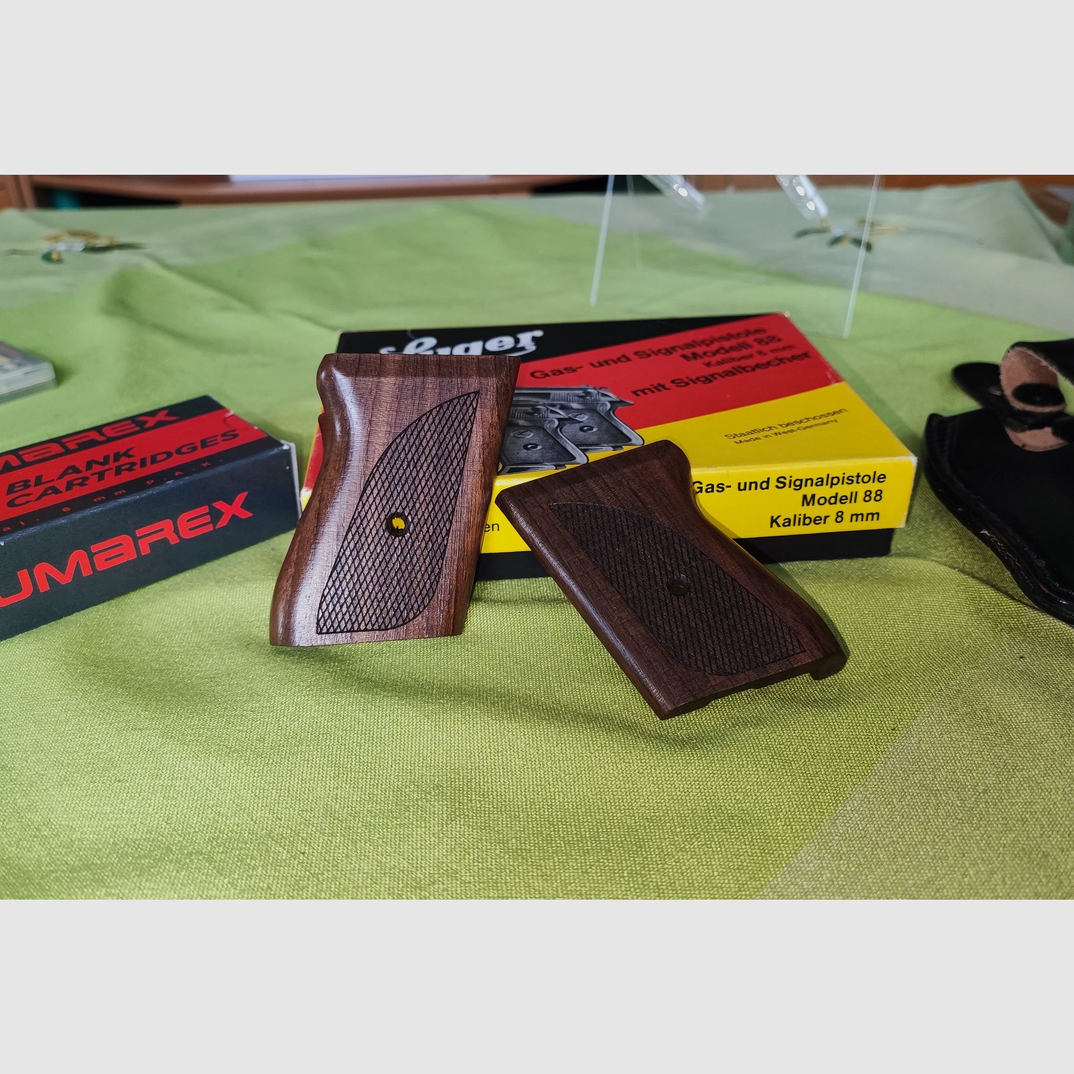 Luger 88 - 8 mmK PTB 414 aus der Röhm-Fertigung mit Holzgriffschalen, Lederholster, Munition