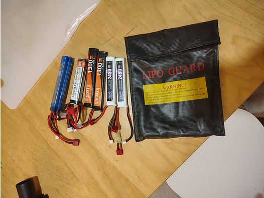 6x Airsoft LiPo Akku Set (11.1V & 7.4V) – Geprüft per Tester + LiPo Guard Tasche