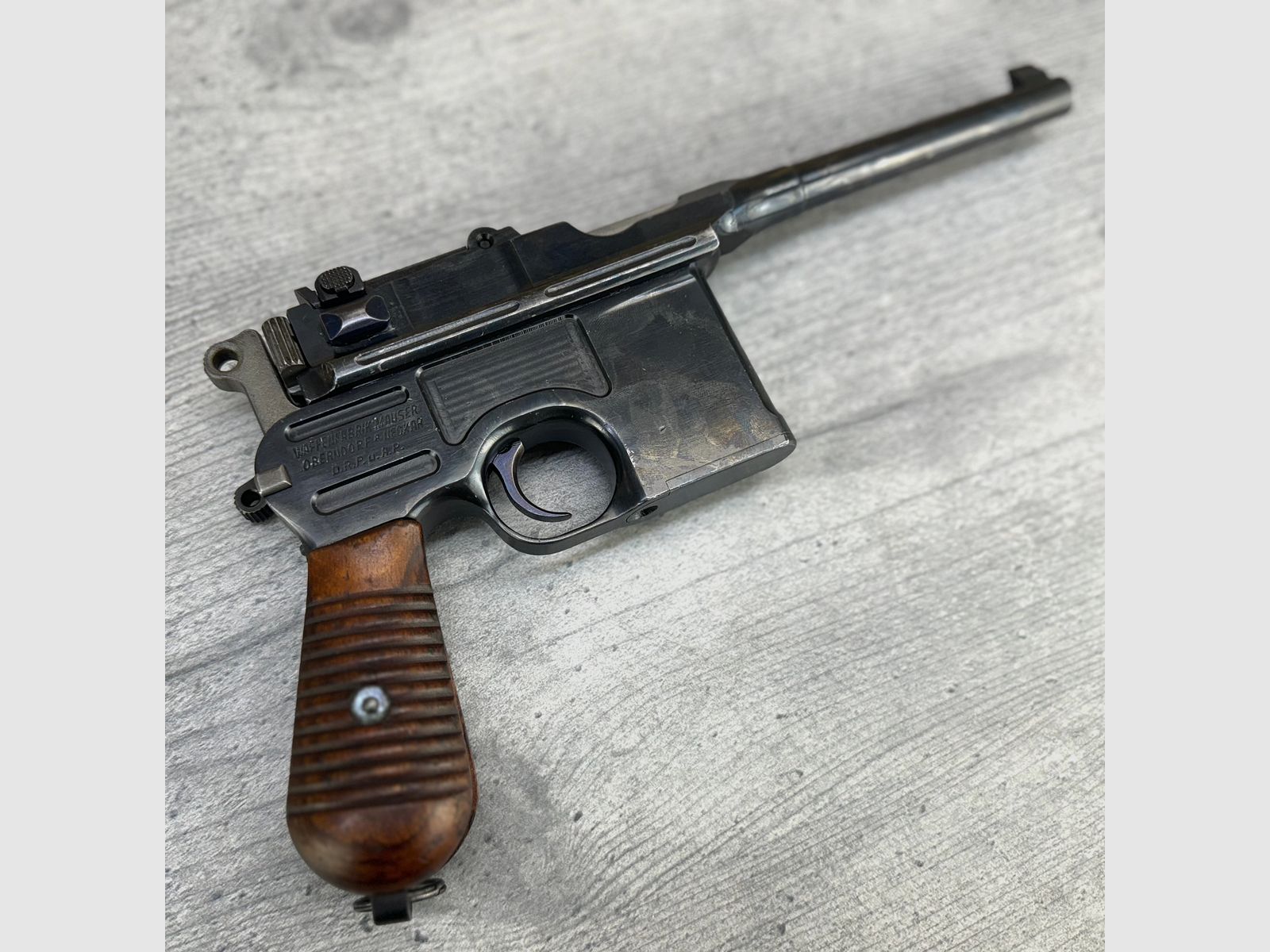 Mauser C96 + soporte de madera + funda de cuero + 1 cargador + varilla de limpieza