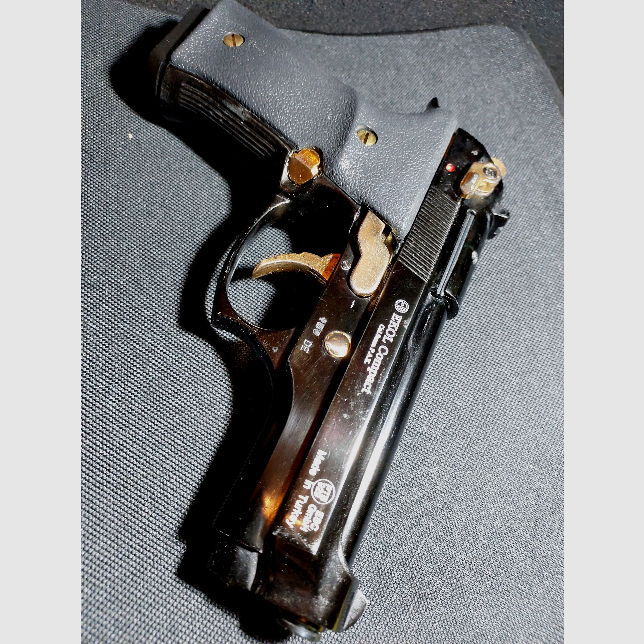 Pistola a gas Ekol Firat Compact in nero e oro, calibro 9mm P.A.K. (PTB 929)