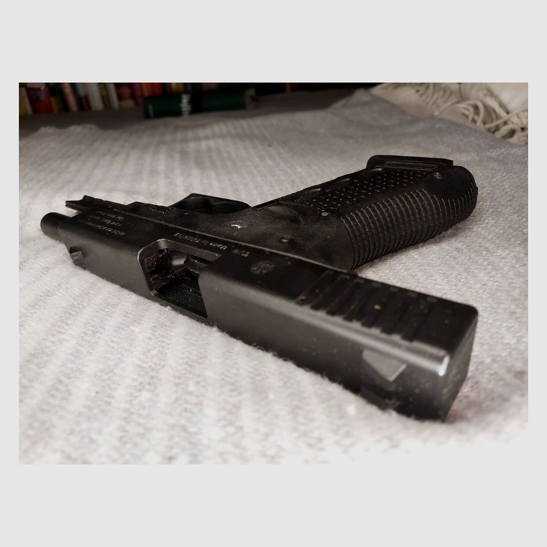 Zoraki 917 Schreckschusspistole 9mm P.A.K. (PTB 1023) mit neuem First Strike Cordura Passform Holster.