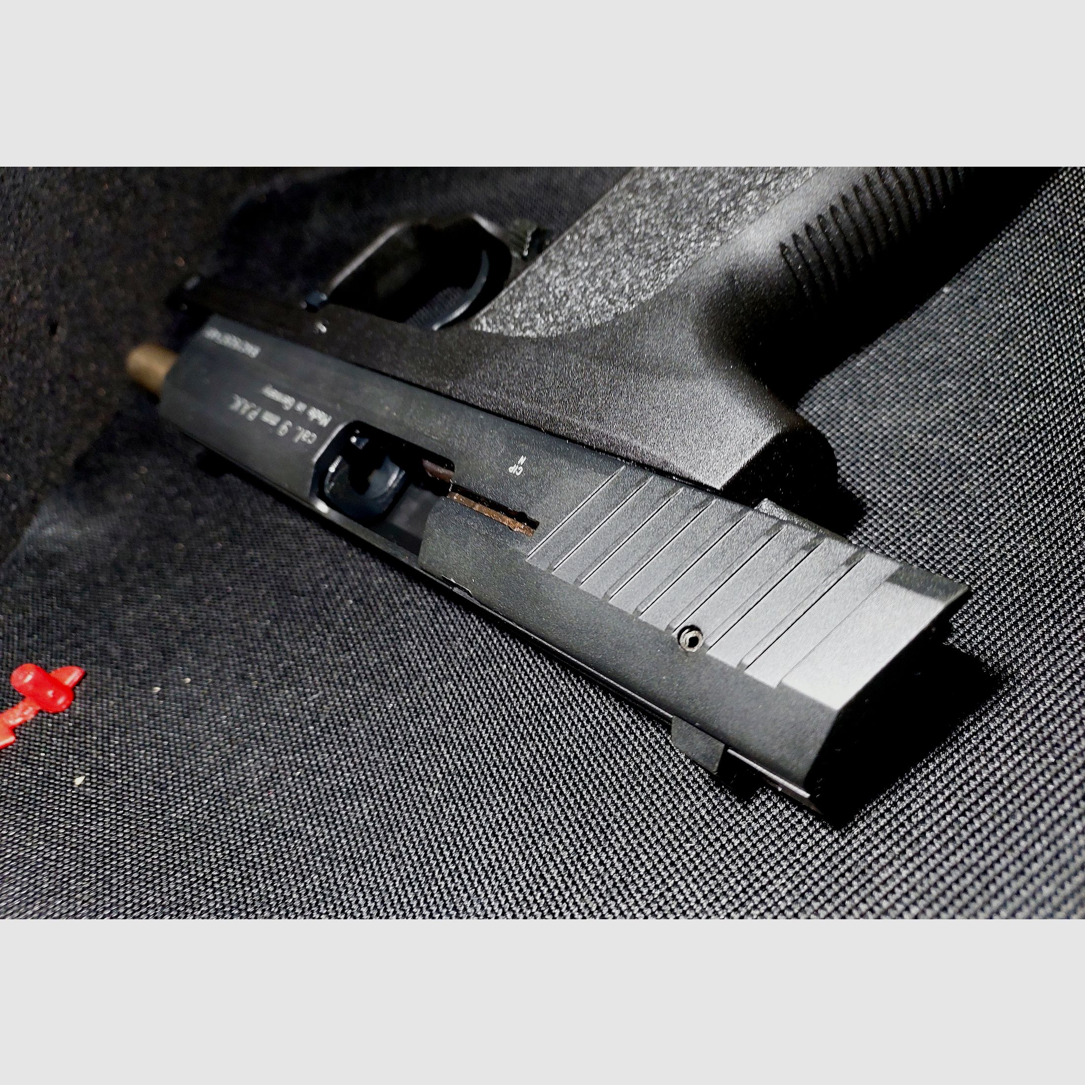 Pistolet alarmowy Röhm RG96, oksydowany (PTB 699) Zestaw RG 96 z tłumikiem, pomocą do ładowania i 2 magazynkami