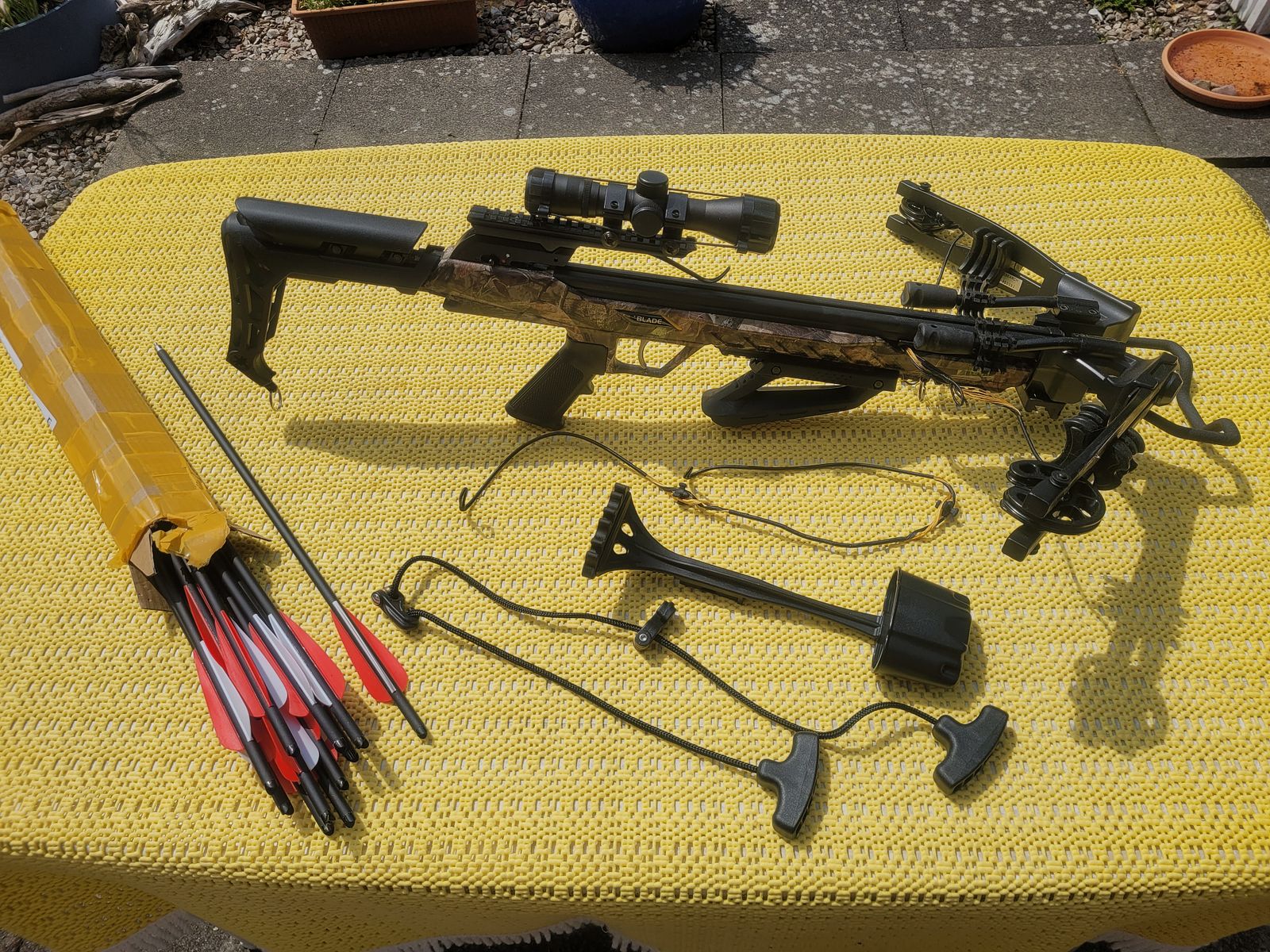 Compoundarmbrust Set Blade + 175 lbs / 340 fps mit 11 Bolzen und Tasche 
