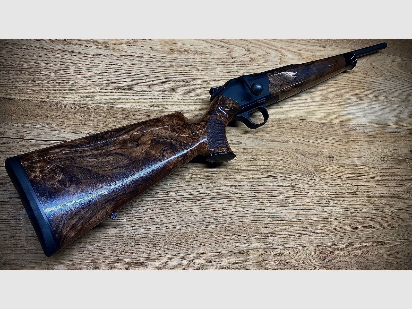 Blaser R8 Holzklasse 7 / Stahlkugel graviert mit Fischhaut / Kaliber und Lauflänge nach Wahl