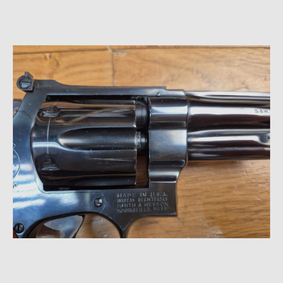 Mythischer Revolver Smith&Wesson Modell M27-2 – Kal. .357Mag – Waffe von 1978 mit 5 Zoll – Qualität und Mechanik, die heute nicht mehr zu finden sind – Revolver des FBI und der Polizei – 5 Zoll gefluterter Lauf – Wunderschöne glänzende schwarze Brünierung – Ausnahmewaffe für Ausnahme-Schützen – TBE++ Quasi neu!, Bild 6 von 28
