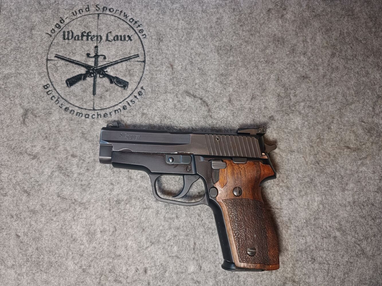 Sig Sauer P228 z celownikami LPA i drewnianymi uchwytami Nill