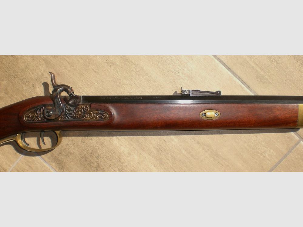WfW Hawken Rifle, Made in Italy, Cal. 45 Perkussionsgewehr mit viel Zubehör