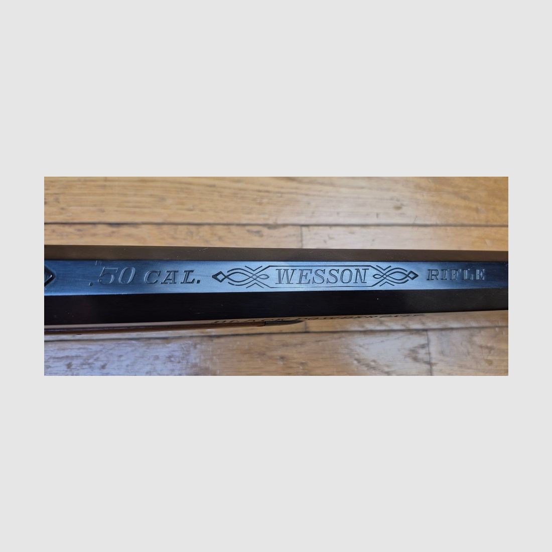 Très belle reproduction de Carabine de précision Edwin Wesson – Modèle vers 1845/49 – Cal .50 – Fabrication Italienne Moffra di Mainardi pour Hege en Allemagne – Arme poudre noire réputée pour sa précision longue distance – Très belles finitions – Jaspage à 90% – Bois en TBE – Très beau canon – Excellente mécanique – Arme de 1978 – Superbe et rare dans le monde poudre noire- TBE++, image 1 sur 39