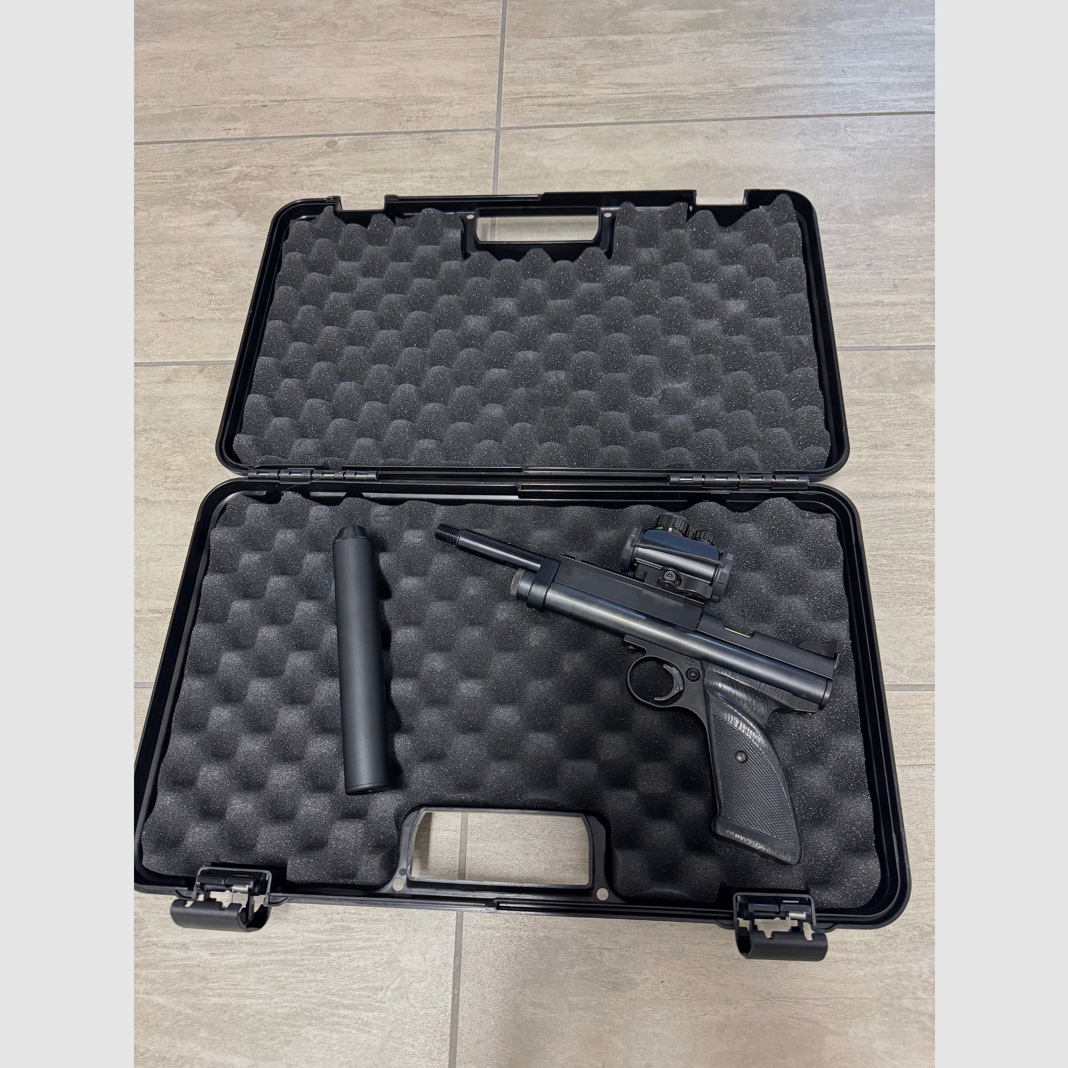 Crosman 2240 “Trophy RTU” – 5,5 mm (0,22″) CO₂-Pistole, mit Schalldämpfer & Red Dot im Koffer