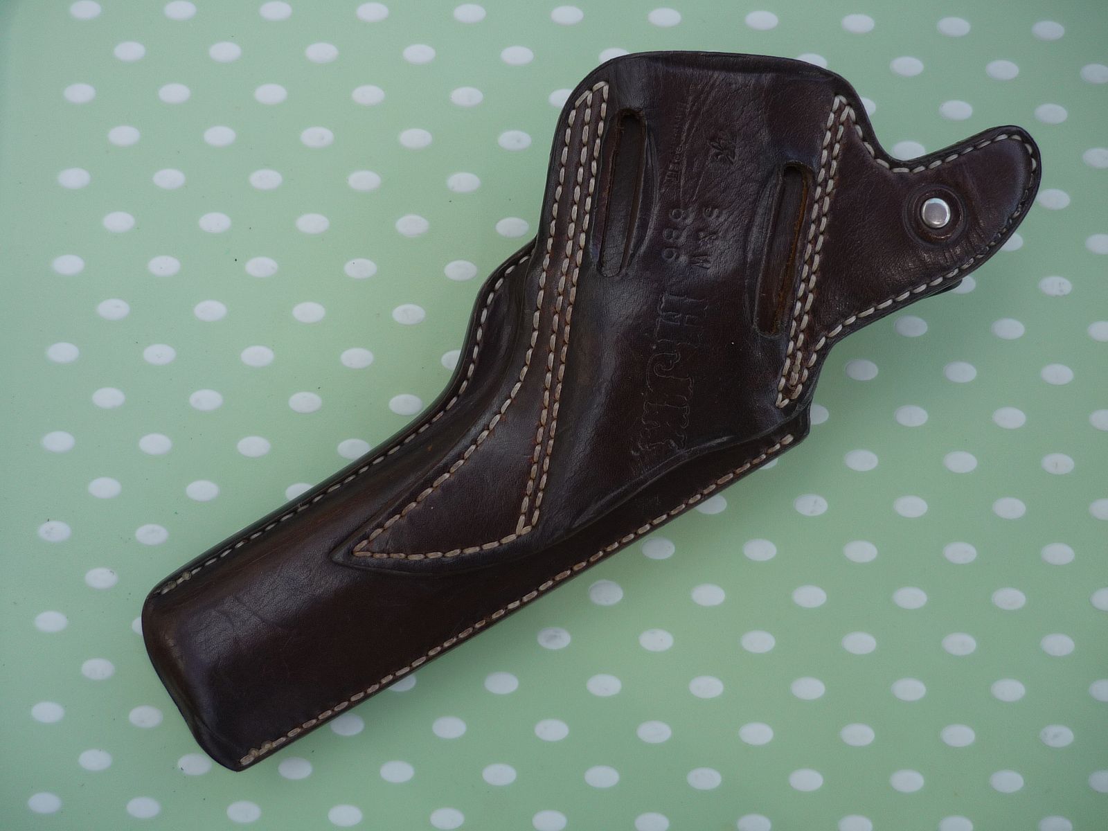 HKDesign - Holster met Teflon korrelrail, twee trekhoeken en decoratieve perforatie - voor S&W 686 6" - Gebruikt linkshandig
