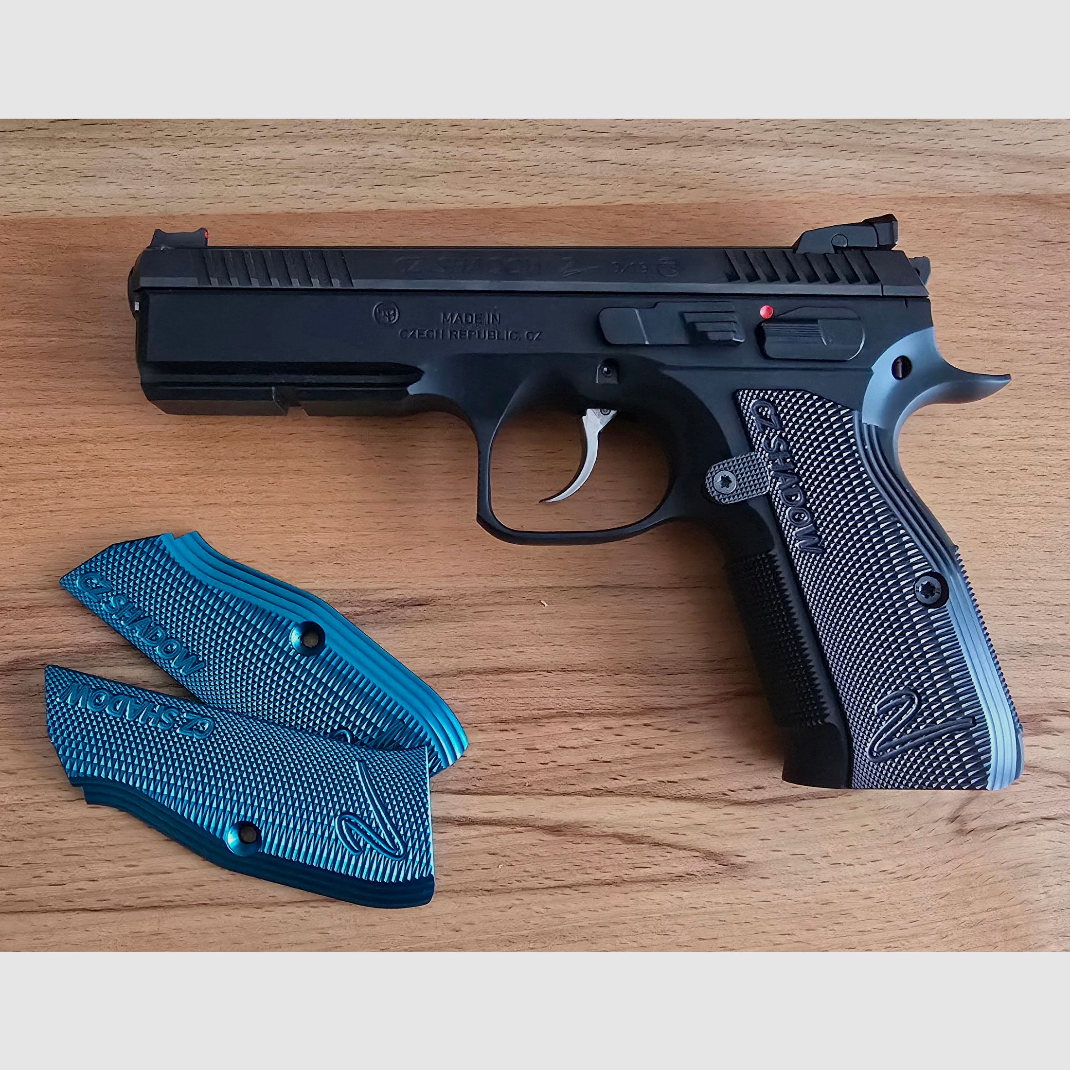 CZ Shadow 2 inkl. 10 Magazinen und schwarzen Griffschalen 