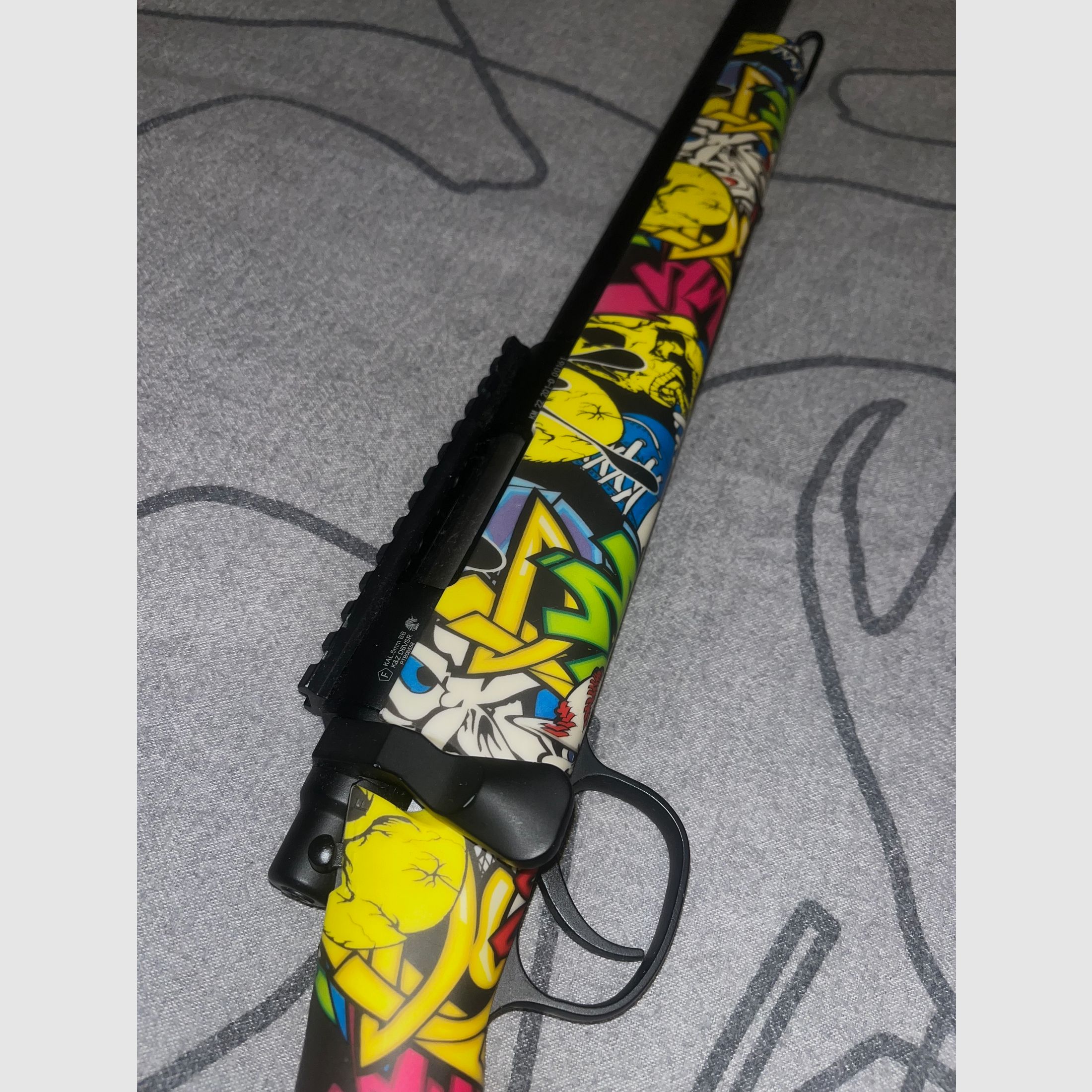 Double Bell VSR-10 Bolt Action Snipergewehr Springer 6mm BB schwarz - Jokers Graffiti Edition (DEFEKT)