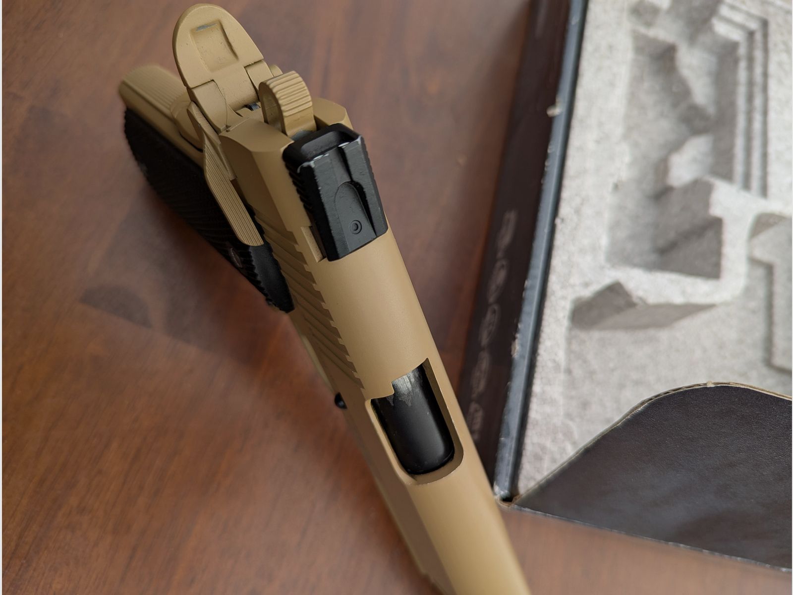 Colt M45 CQBP / 4,5mm BB/ Tan Beige / Luftpistole CO2 mit Zubehör 