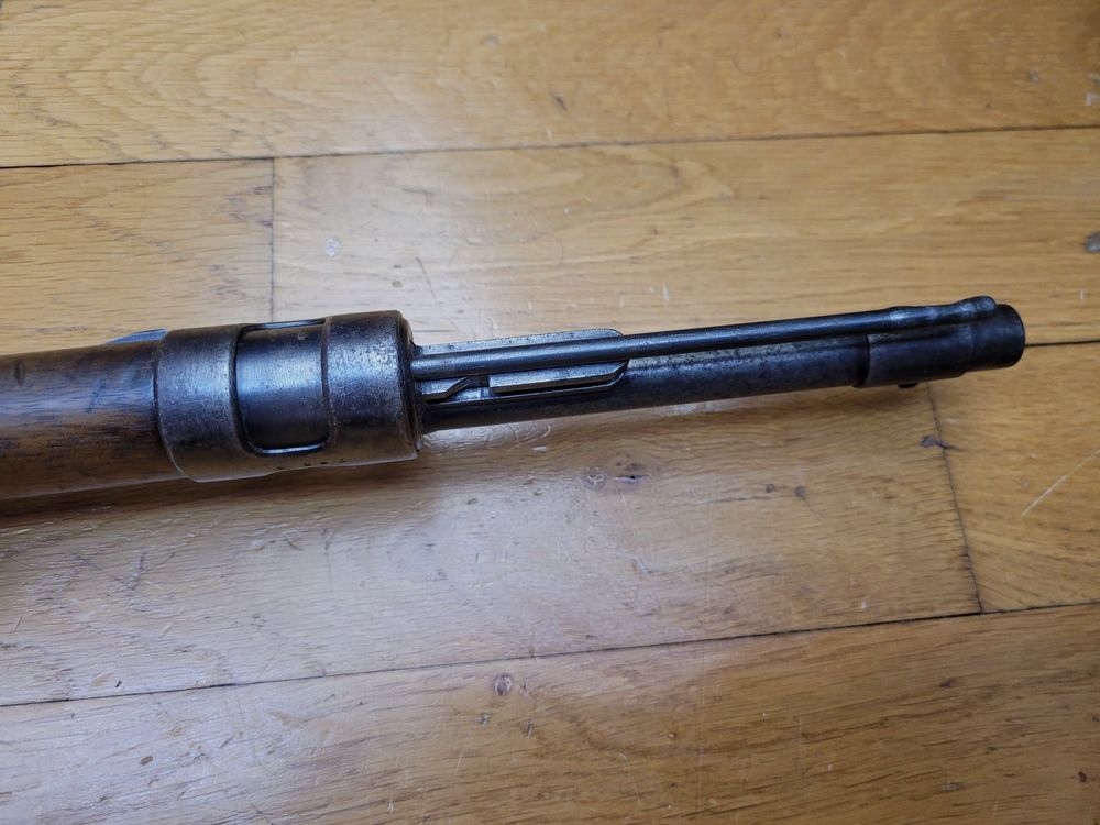 Sehr schöne K98 Gewehr aus der Frühzeit des III. Reichs – Rarissime Zuweisung Kriegsmarine Ostsee – Herstellung S/42 Mauser von 1938 – fast monomatrikulär – Wunderschöne Stempel und gut lesbare Punzen – Einwandfreie Mechanik – Sehr guter Lauf – Originaler Riemen – Sehr schöne, seltene Waffe in TTBE, Bild 16 von 37