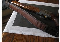 Assolutamente OGGETTO DA COLLEZIONE UNICO = "Custom STAHLSYSTEM complete build" quasi come nuovo con incisioni COMPLETE MODELATE A MANO per R93, con calcio diritto semiweight su misura e categoria 11!! Il sistema è ancora uno SENZA numero di serie!! Incluso cinghia da fucile in pelle Blaser!