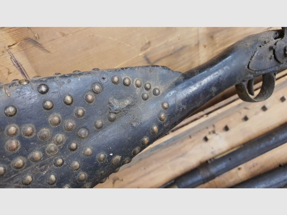 Fusils à silex britanniques pour la Royal Niger Company vers 1830 dans une caisse de transport
