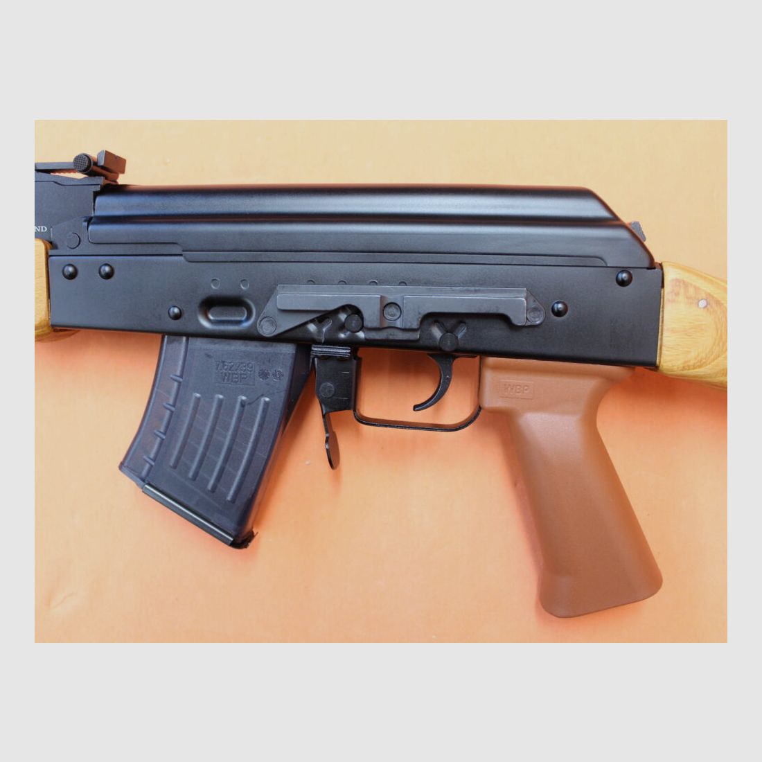 WBP JACK Ha. Geweer 7,62x39 WBP JACK Hout 415mm Loop/ 14mm Montage rail/ Laag hout kolf (AKM/AK47)