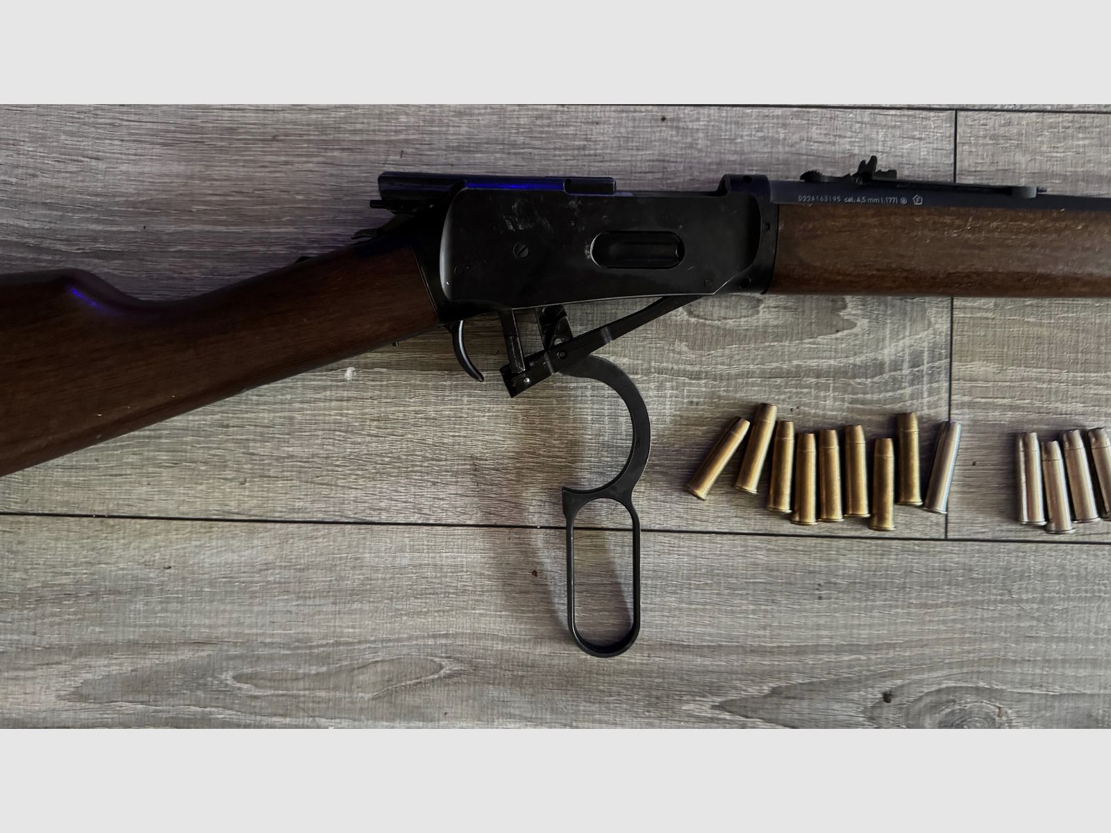 Umarex Legends Cowboy Rifle 4,5 mm bois véritable – État impeccable, fraîchement nettoyé, énorme ensemble incluant des douilles, des Hornets et des fléchettes (VB)