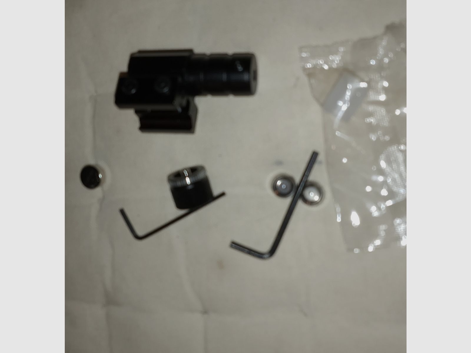 Neu Laser Picatinny Universal Airsoft Softair Paintball Waffe Gewehr Luftgewehr Rotpunkt neue Batterien 11m und 21mm