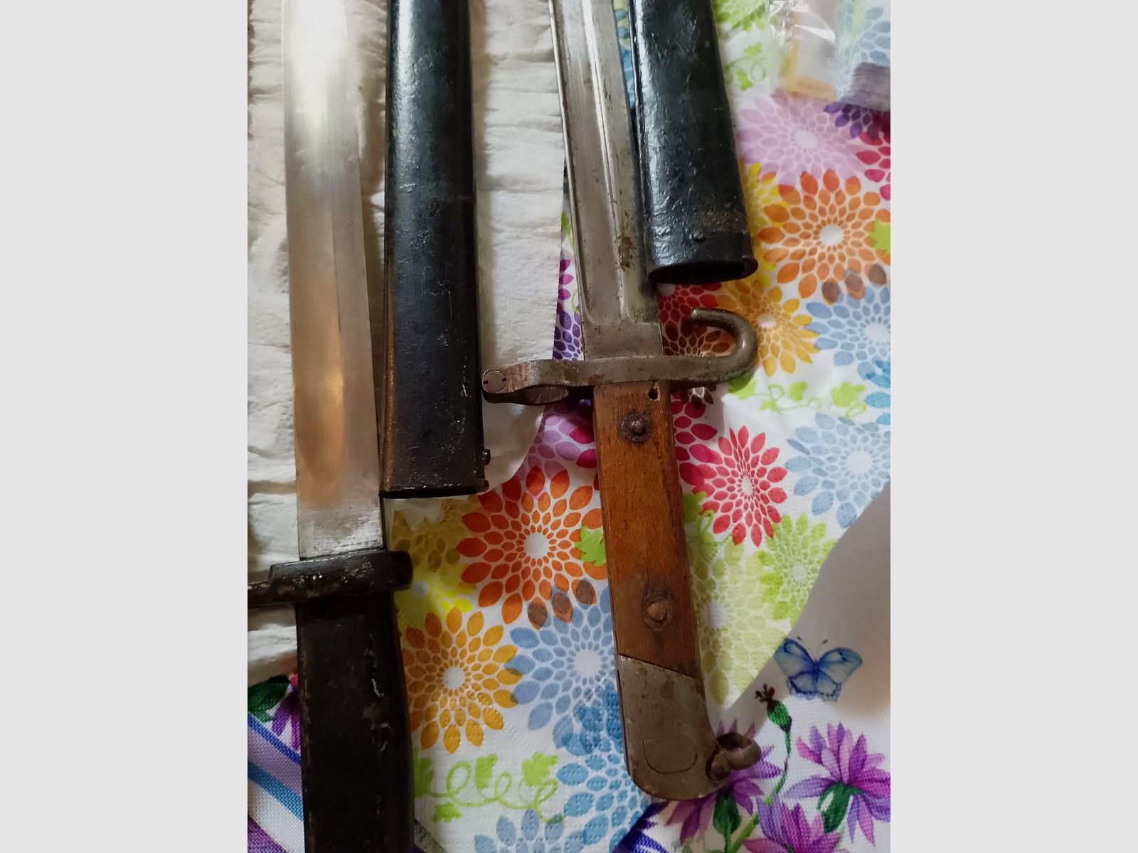 Convolto di vecchi baionette 1GM + 1 vecchio coltello da escursionismo/scout 1939