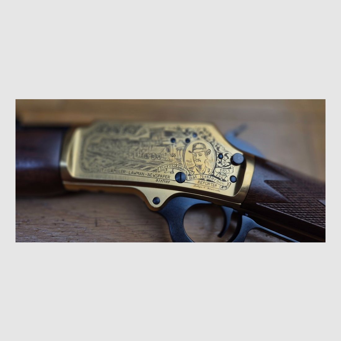 Wunderschöne Unterhebelrepetierbüchse Marlin Modell 1894 S – Sehr seltene Gedenkserie „Sheriff Bat Masterson“ – Exemplar 031 von nur 500 produzierten – Waffe von 1994 – Stempel ‚JM‘ für Marlin von Marlin – Kal. .44 mag – 9+1 Schuss – Nussbaumholz von höherer Qualität mit hausgemachter, stoßdämpfender Schulterstütze – Traumhafte Mechanik – Lauf von 51 cm mit Micro-Grooves – Originalbox und Dokumente – Außergewöhnliches Stück in neuwertigem Zustand – TBE+++, Bild 1 von 37