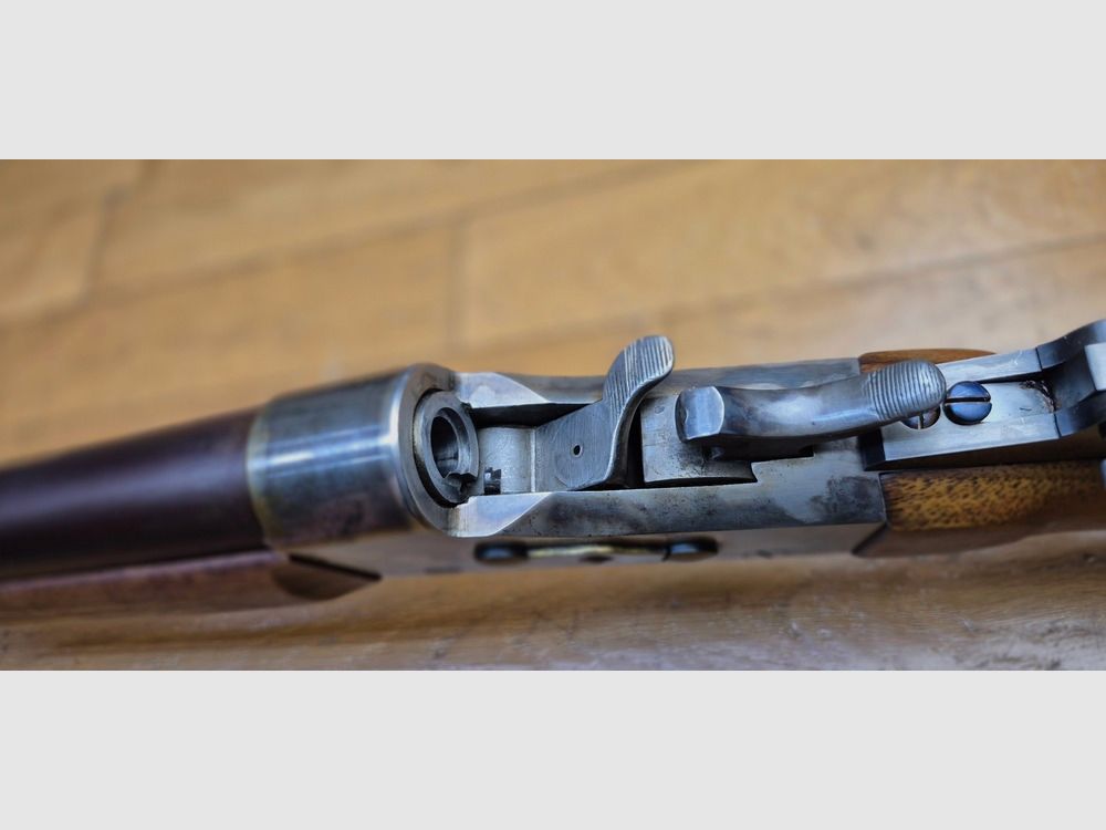 Sehr beeindruckende deutsche handgefertigte Büchse im Custom-Stil Remington Creedmoor Long Range / Sharps 1874 – Wettbewerbswaffe für Schwarzpulver auf Maß – Kal. .45-100 – Schwerer Lauf vom Typ Lothar Walther mit 85 cm – System mit Stahlblock – Holz aus schönem Nussbaum und Messingbeschlägen – Zustand nahezu neuwertig – Werden Sie der Mr. Quigley aus Australien an Ihrem Stand! – Zustand TBE+++, Bild 24 von 36