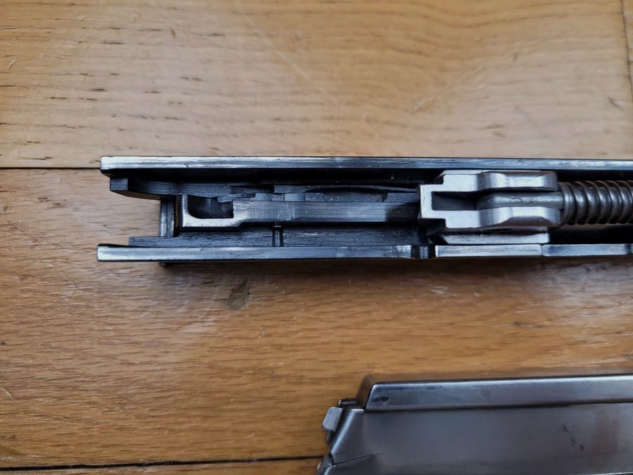 Wspaniała konwersja dla SIG P210 – kaliber 22LR – z dedykowanym magazynkiem typu 1 – odpowiedni dla SIG z lufą 120mm, jak P 210-2, 3, 4, 6… – kompletny i w stanie niemal nowym – Bardzo rzadki., zdjęcie 4 z 7