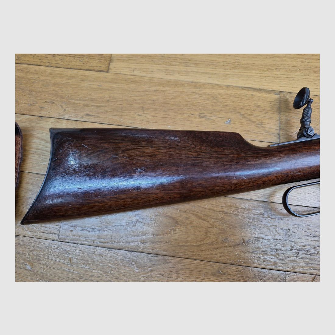 Sehr schöne Winchester Model 1894 – Version Büchse mit oktagonalem Lauf (!) – Herstellung Winchester New Haven von 1919 – Holz in Top-Zustand – Lauf superbe – Mechanismus einwandfrei – Wunderschöner Lyman N° 2 Diopter aus der Zeit – Sehr schöne Markierungen auf schönem Brünierung – Wunderschönes Sammlerstück! – TBE ++, Bild 4 von 33