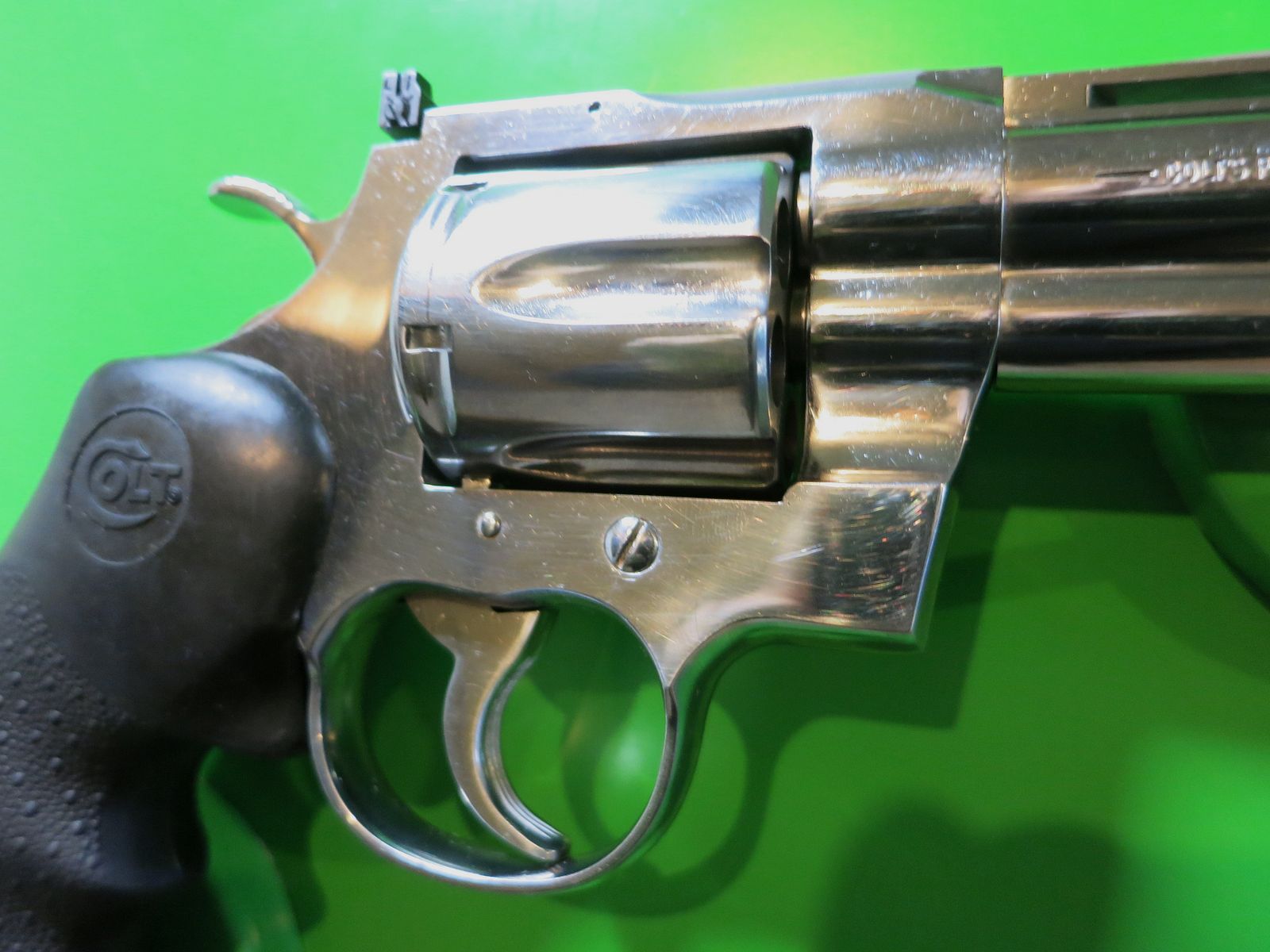 Revolver COLT PYTHON, Acier inoxydable (polie miroir), .357 Magnum, canon de 4", poignée de sport en caoutchouc #25-