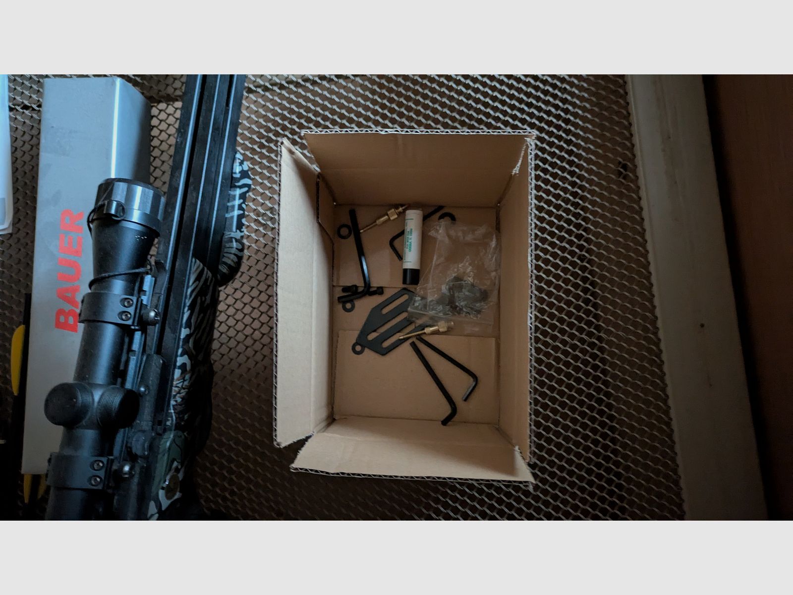 Crossbow met richtkijker, pijlen en doelwit. Geen verzending.