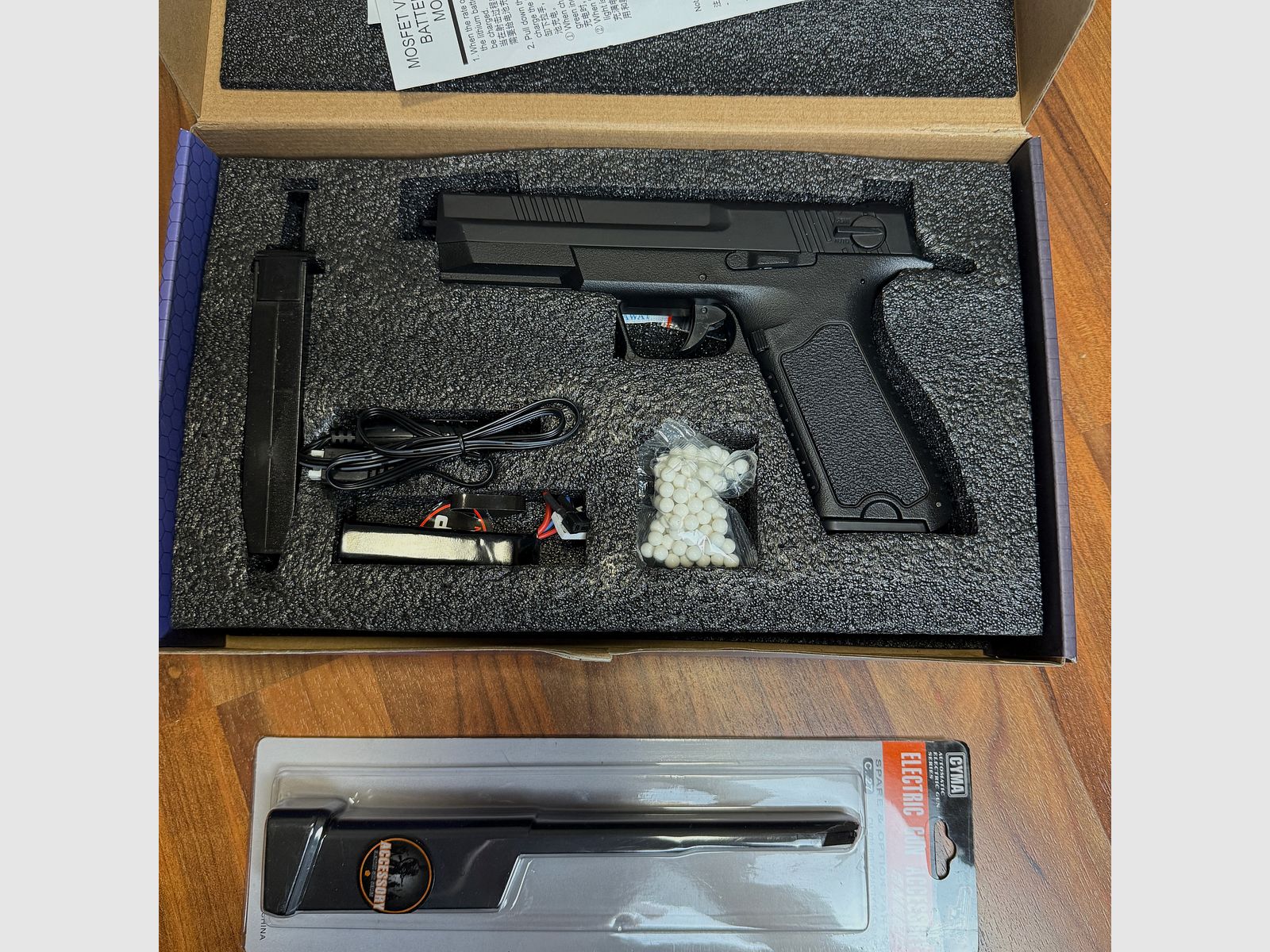 elektrische Cyma Airsoft Pistole <0,5 Joule mit Zusatz Magazin