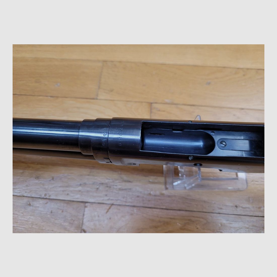 Fucile a Pompa Iconico Winchester modello 1897 – Take Down – Modello noto come »Riot Gun« – Marcatura State Police dell'Illinois! – Cal. 12/70 – 6+1 – Cat. B. – Condizioni superbe! – TBE++, immagine 20 di 33