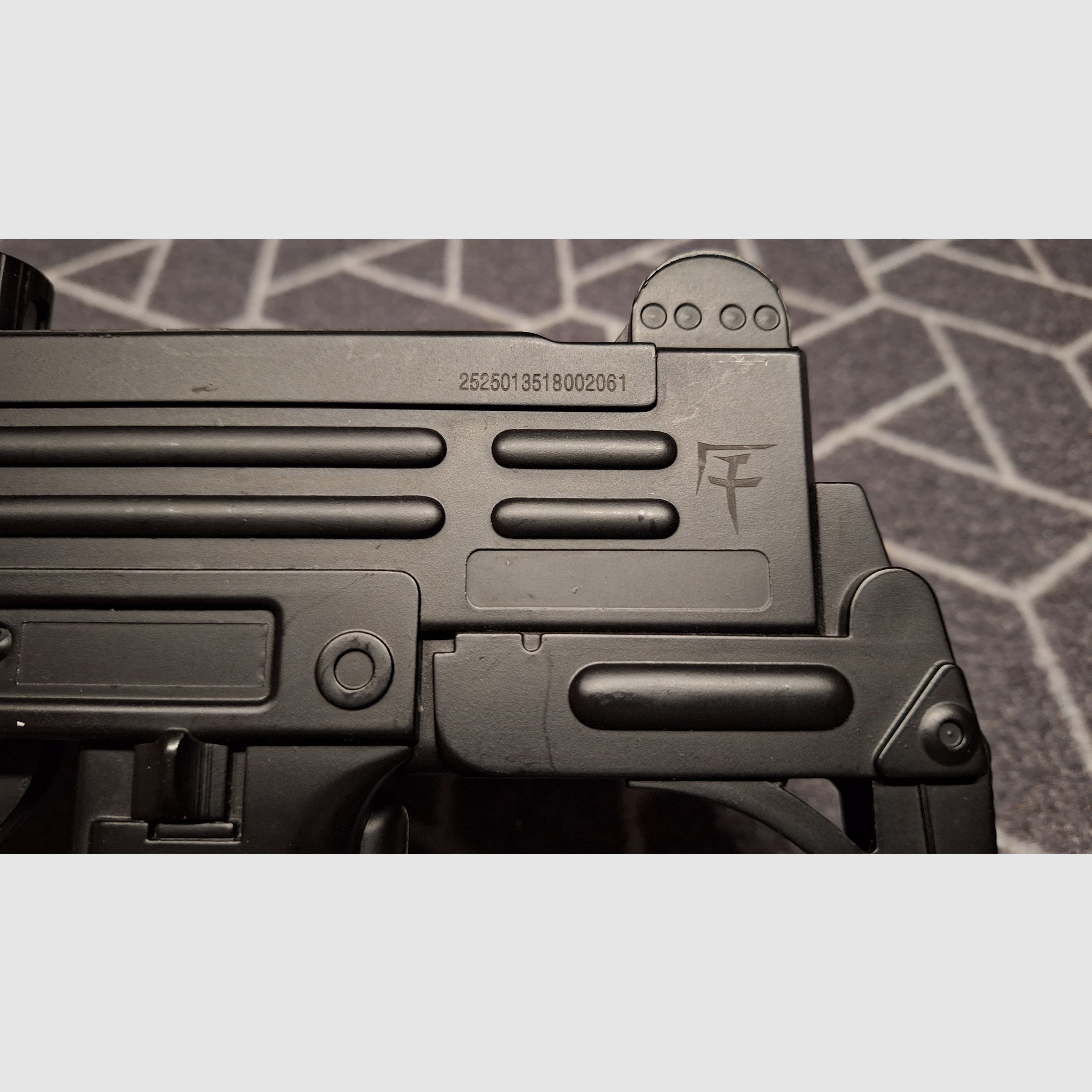 UZI Springer Airsoft 6mm NEU!