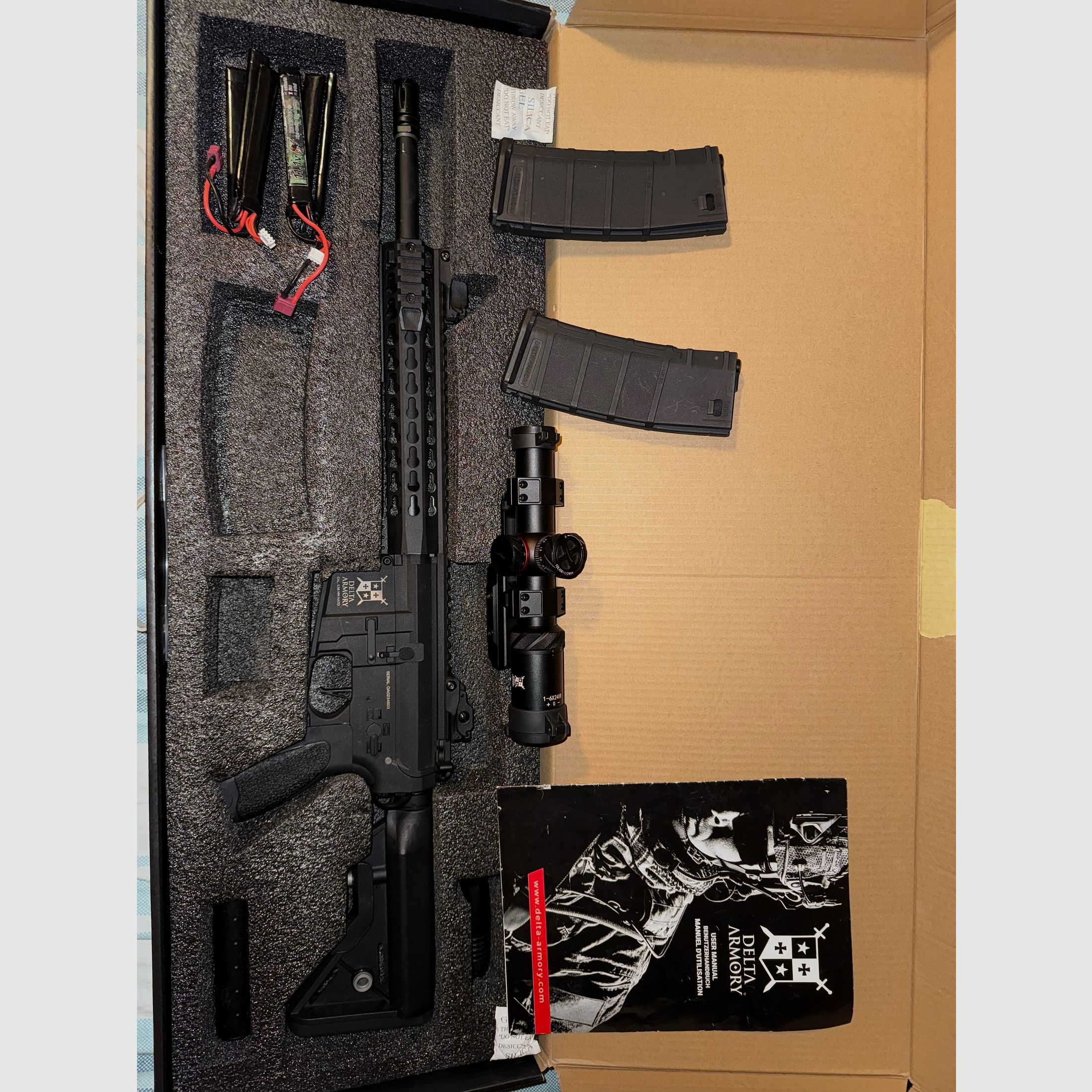 Delta Amory AR15 mit Visier, 2 Akkus und 2 Magazinen