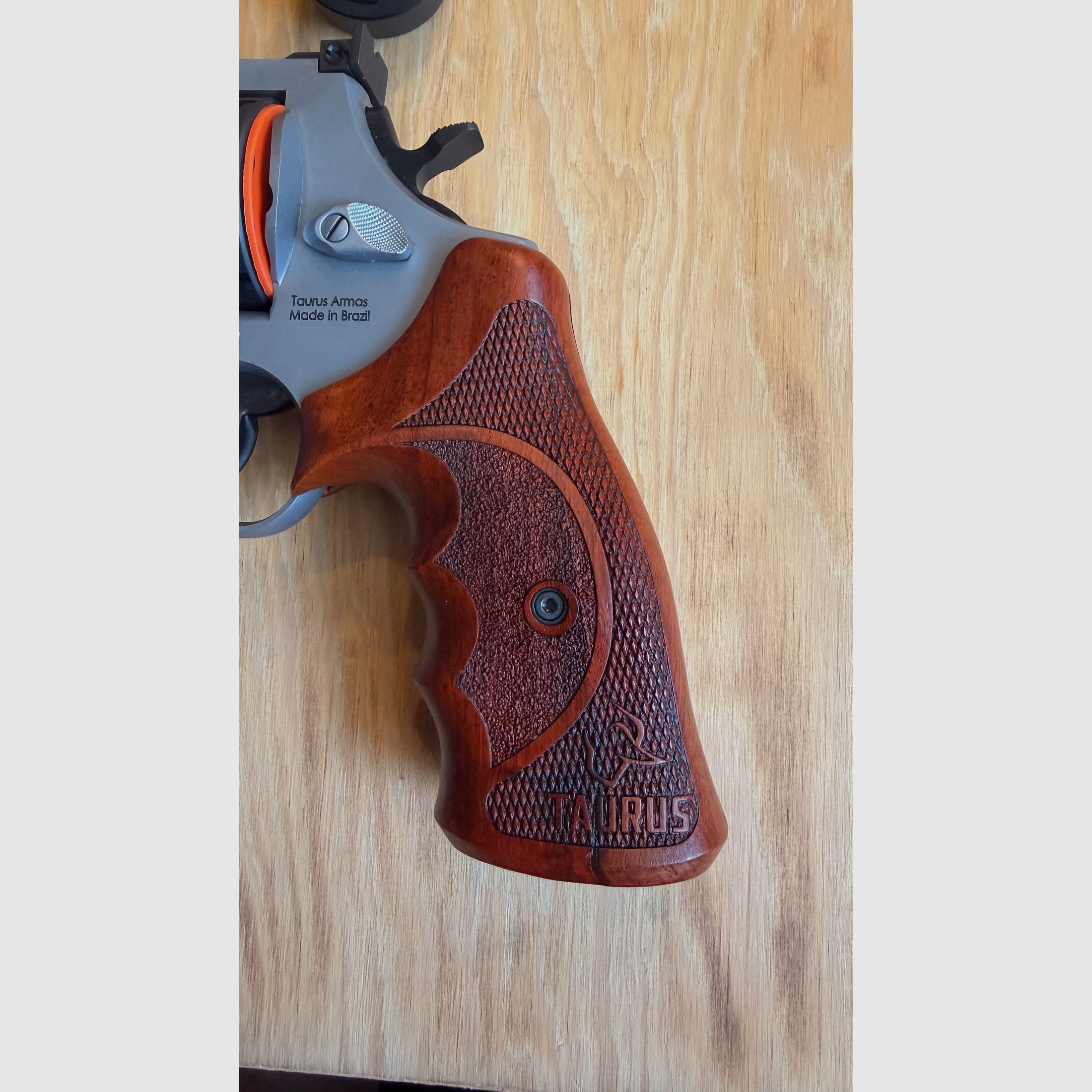 Taurus Raging Hunter .357 Mag. / .38 Spec. – Faible performance de tir, y compris Jetloader et poignées en bois, couleur DuoTone, longueur de canon de 5 1/8.