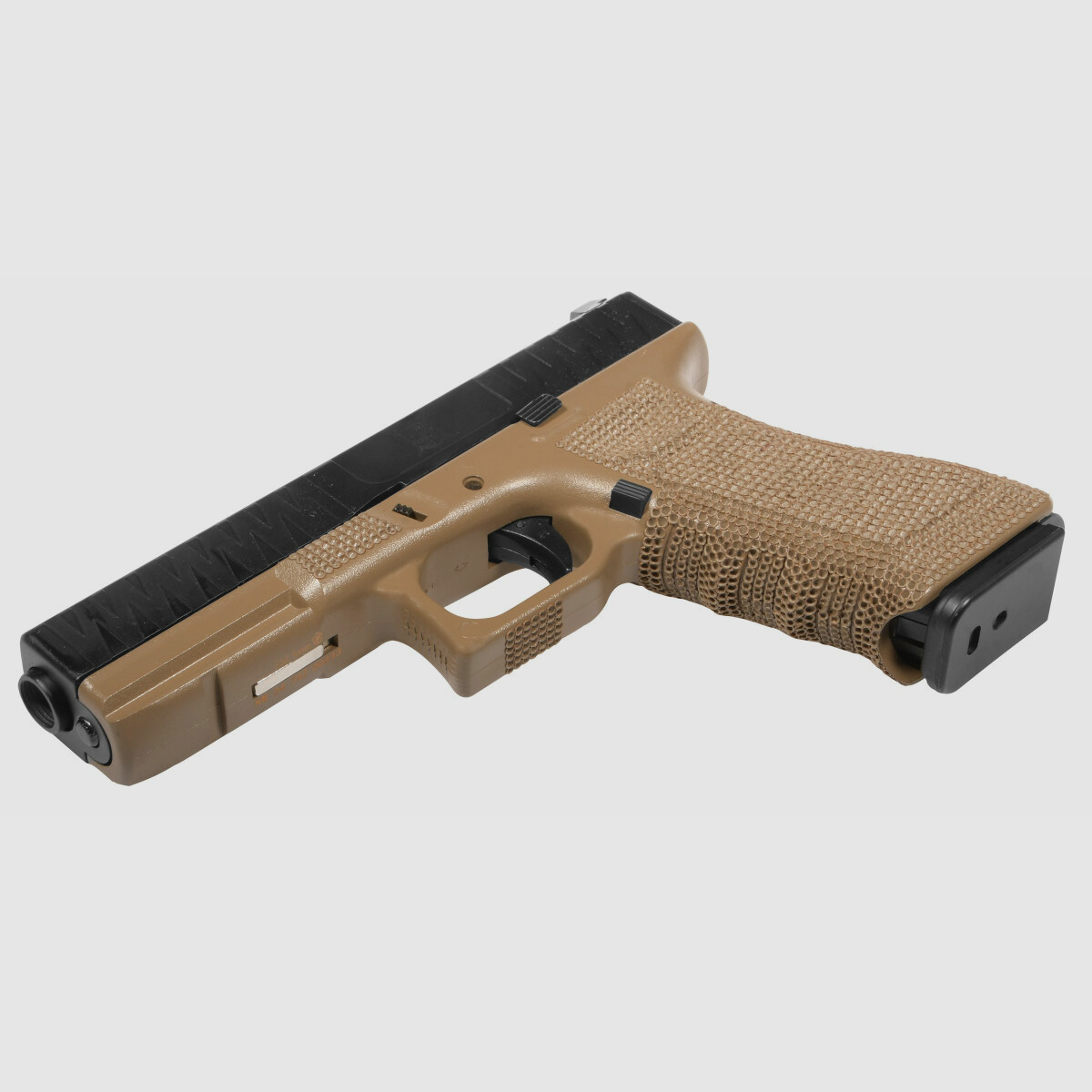 P05 GBB Airsoft Pistole in Tan | Delta Armory