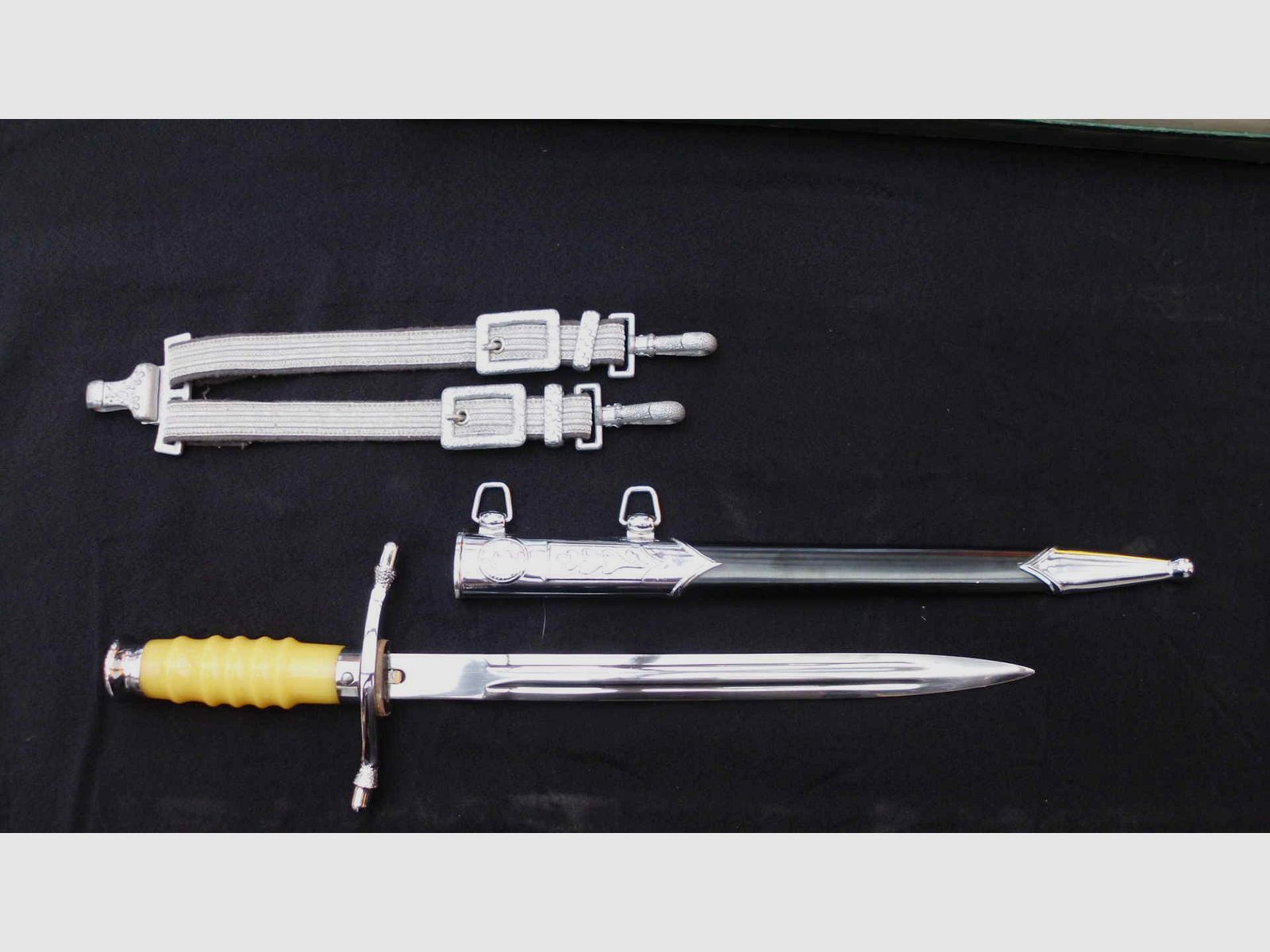 Original NVA Ehrendolch para oficiales con accesorios